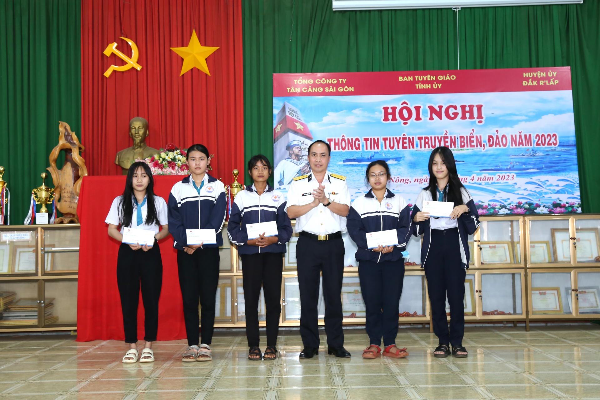 Tổng Công ty Tân Cảng Sài Gòn tuyên truyền biển, đảo và thu hút nguồn nhân lực