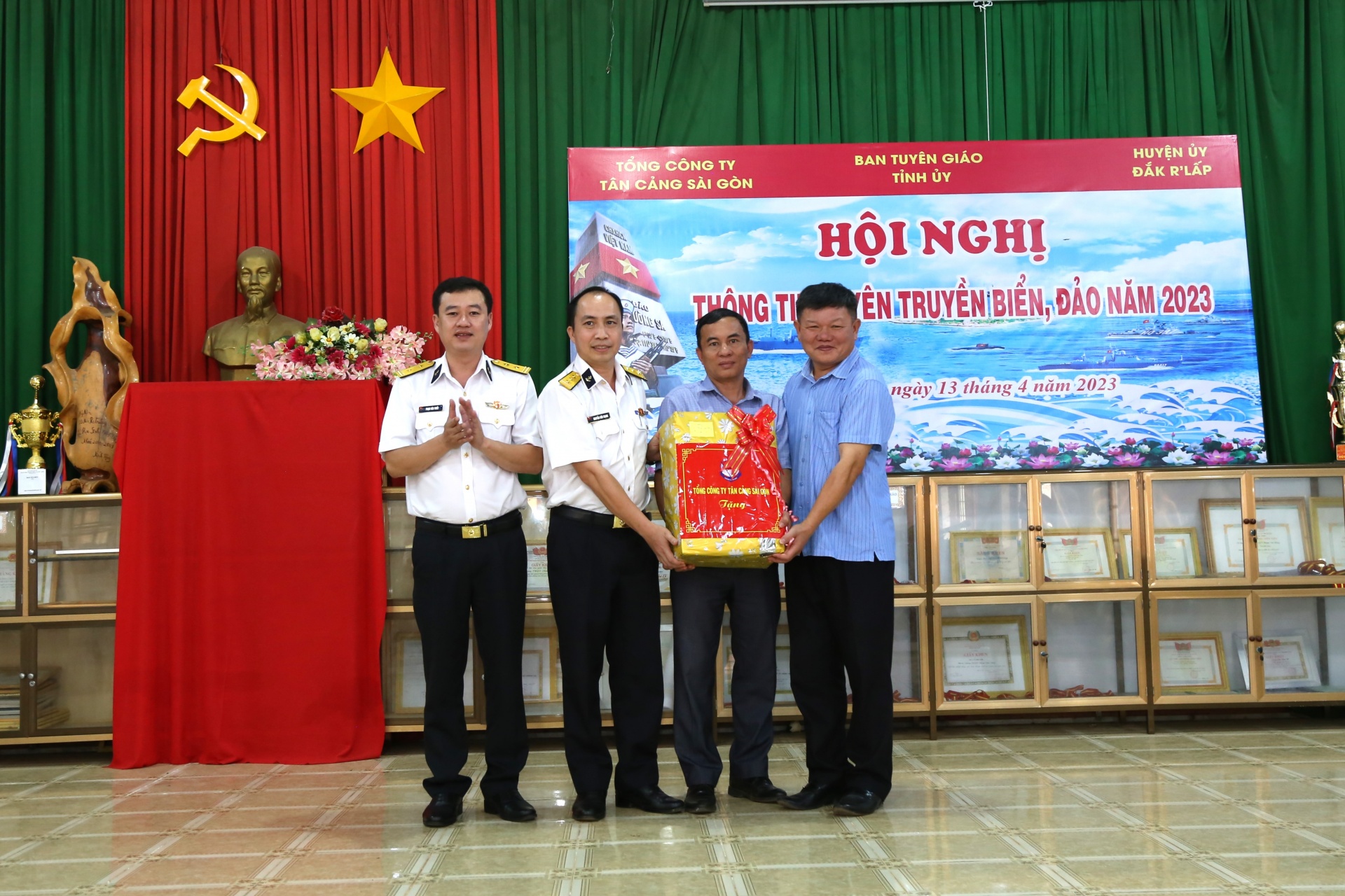 Tổng Công ty Tân Cảng Sài Gòn tuyên truyền biển, đảo và thu hút nguồn nhân lực