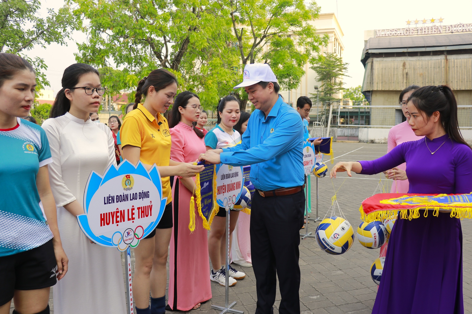 LĐLĐ tỉnh Quảng Bình tổ chức Giải bóng chuyền truyền thống CNVCLĐ LĐLĐ tỉnh Quảng Bình tổ chức Giải bóng chuyền truyền thống CNVCLĐ