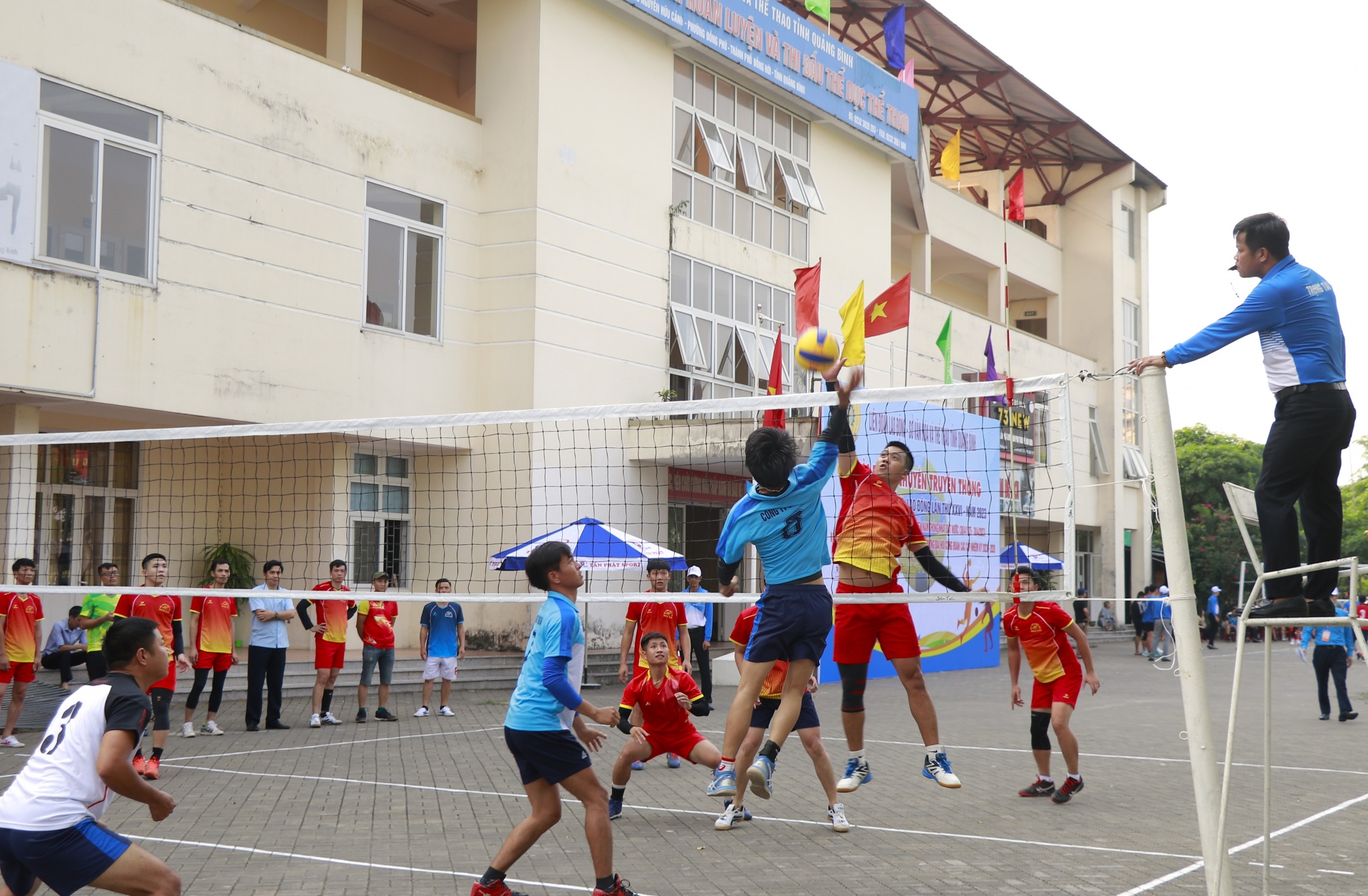 LĐLĐ tỉnh Quảng Bình tổ chức Giải bóng chuyền truyền thống CNVCLĐ LĐLĐ tỉnh Quảng Bình tổ chức Giải bóng chuyền truyền thống CNVCLĐ
