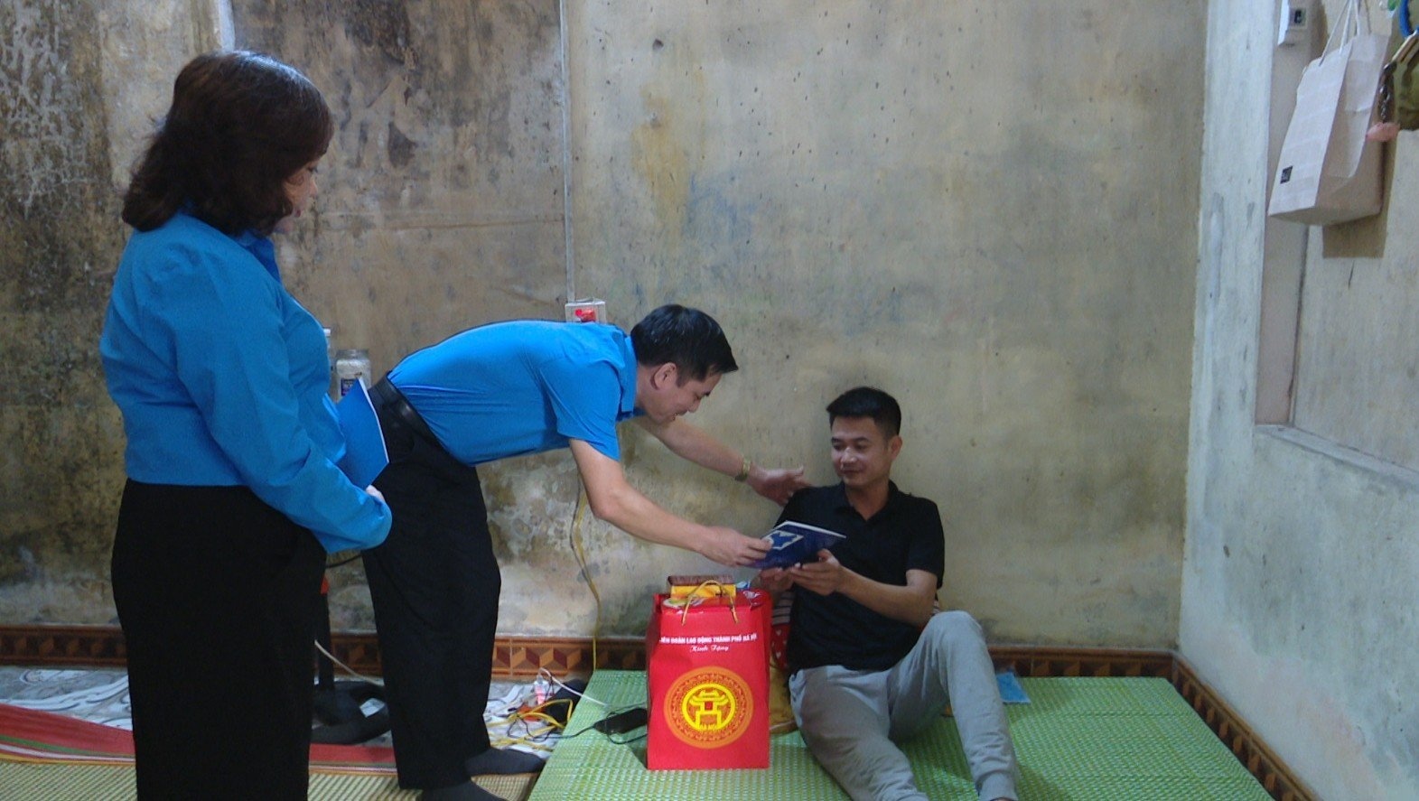 Liên đoàn Lao động thành phố Hà Nội: Thăm, tặng quà công nhân bị tai nạn lao động Liên đoàn Lao động thành phố Hà Nội: Thăm, tặng quà công nhân bị tai nạn lao động