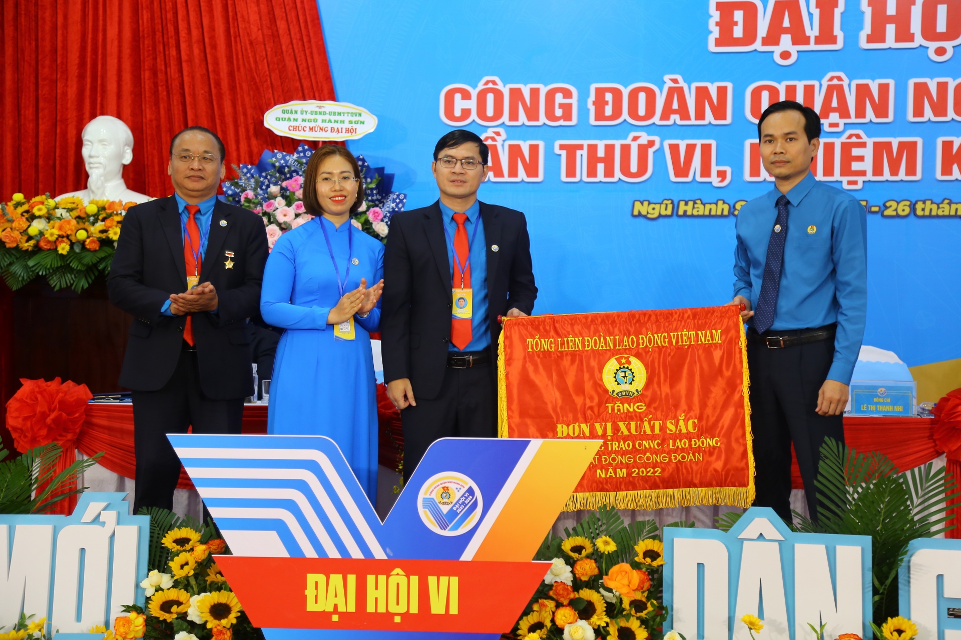 Ông Nguyễn Duy Minh, Chủ tịch Liên đoàn Lao động thành phố Đà Nẵng trao cờ thi đua cho Liên đoàn Lao động quận Ngũ Hành Sơn. Ảnh: PHAN NGUYÊN Ông Nguyễn Duy Minh, Chủ tịch Liên đoàn Lao động thành phố Đà Nẵng trao cờ thi đua cho Liên đoàn Lao động quận Ngũ Hành Sơn. Ảnh: PHAN NGUYÊN