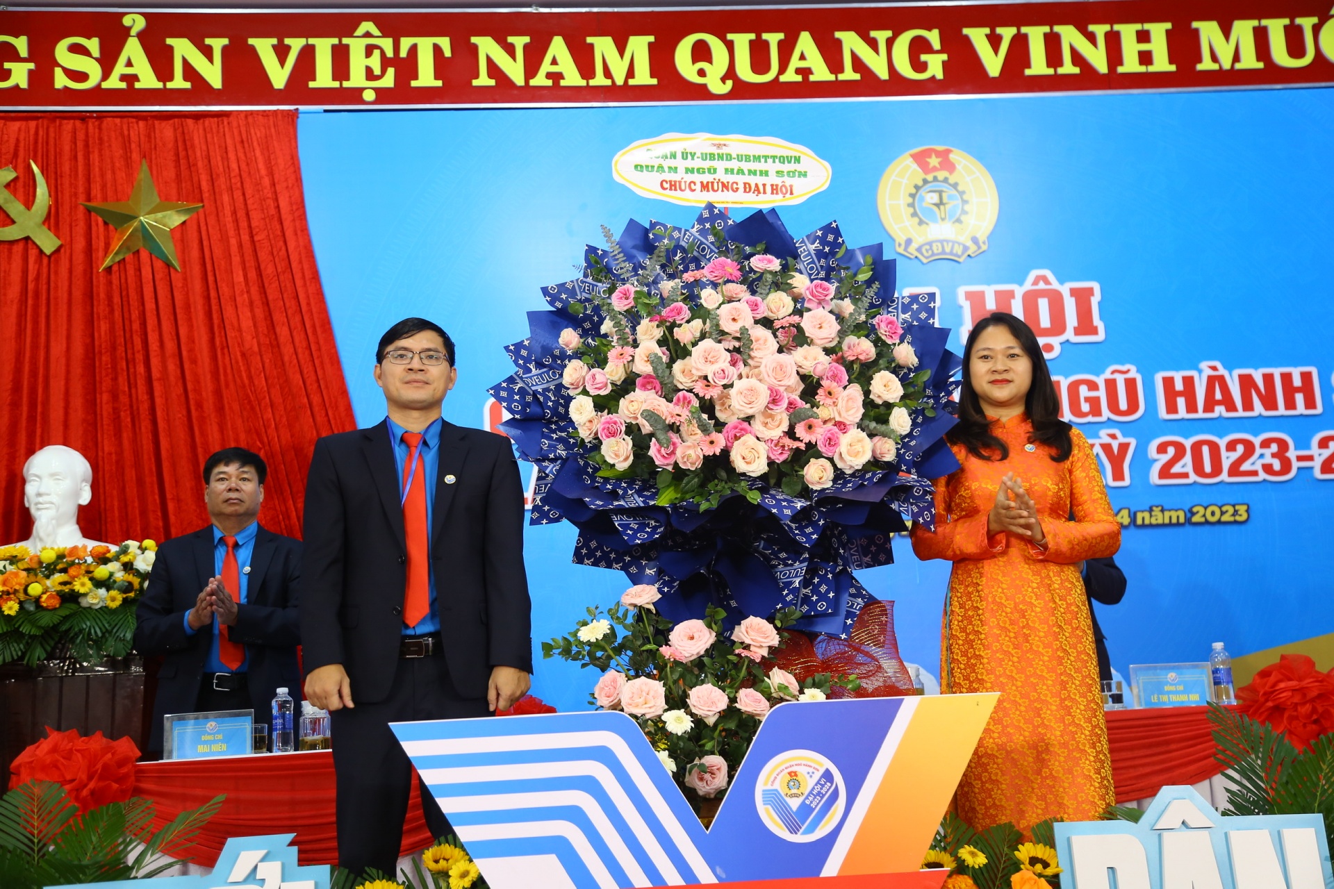 Đồng chí Cao Thị Huyền Trân, Thành ủy viên, Bí thư Quận ủy Ngũ Hành Sơn tặng hoa chúc mừng Đại hội. Ảnh: PHAN NGUYÊN Đồng chí Cao Thị Huyền Trân, Thành ủy viên, Bí thư Quận ủy Ngũ Hành Sơn tặng hoa chúc mừng Đại hội. Ảnh: PHAN NGUYÊN