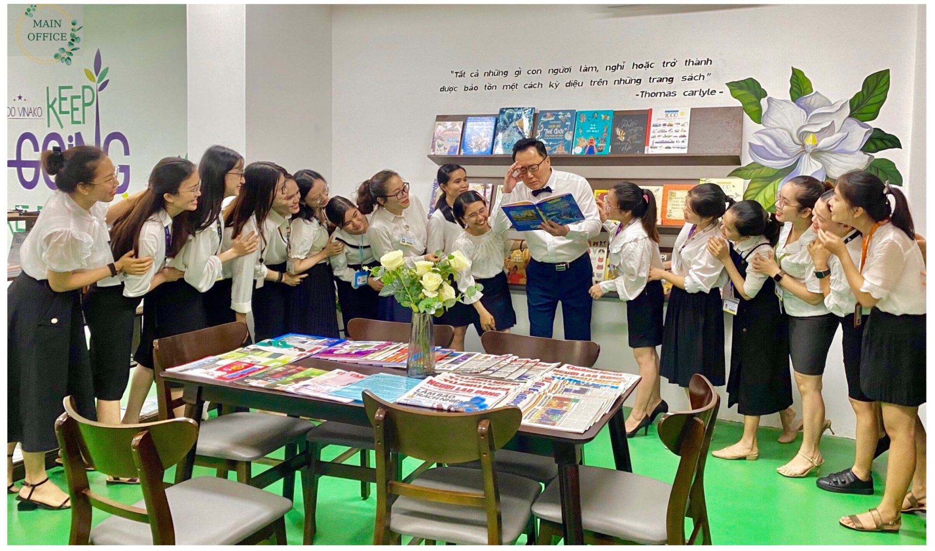Ông Kim Byung Tae, Giám đốc Công ty Sedo Vinako (cầm sách) đọc sách cùng người lao động. Ảnh: ĐVCC