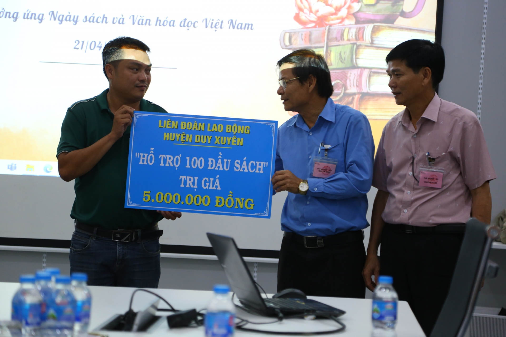 Liên đoàn Lao động huyện Duy Xuyên trao 100 đầu sách trị giá 5 triệu đồng cho Thư viện Sedo vinako. Ảnh: PHAN NGUYÊN
