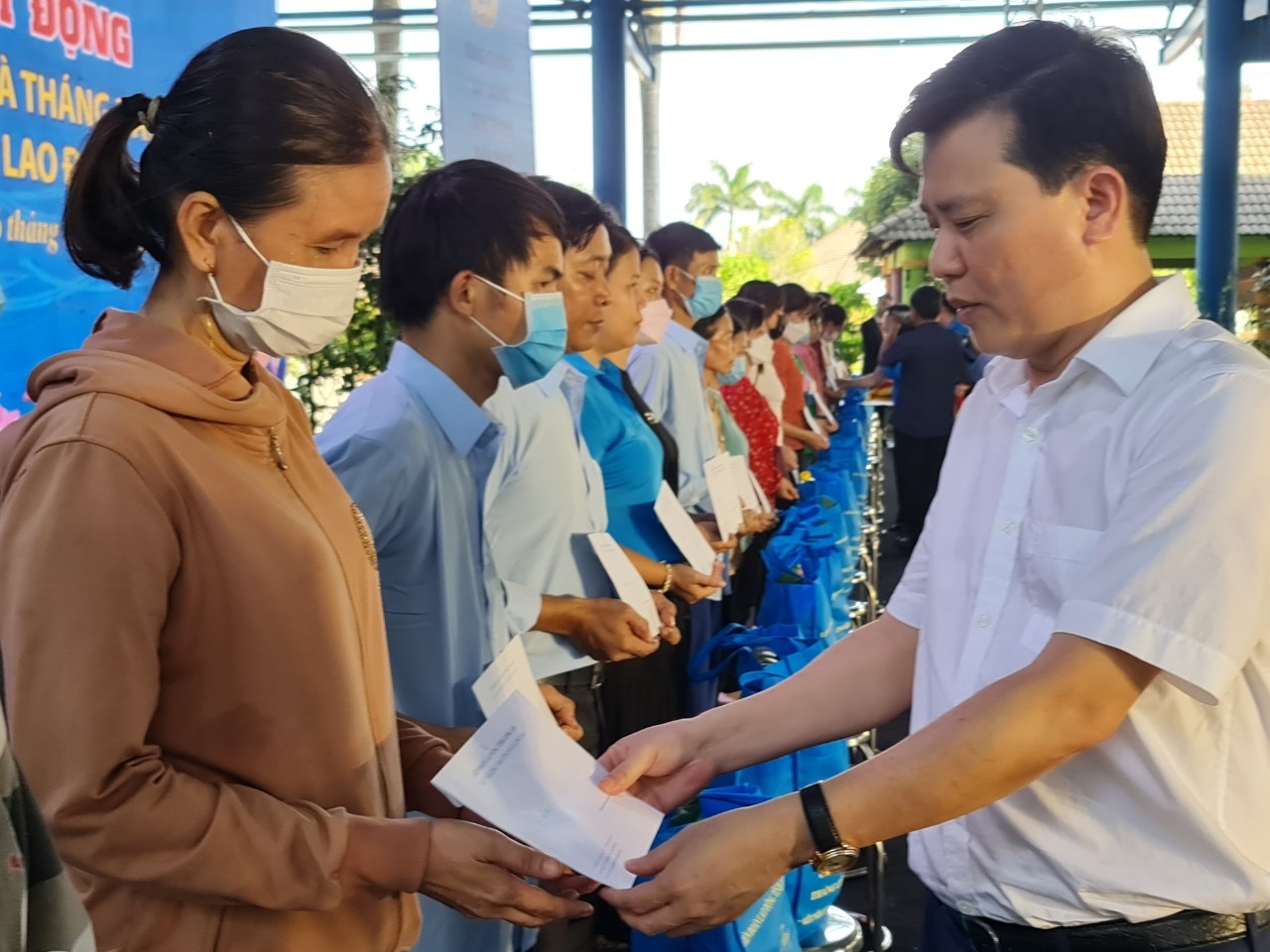 LĐLĐ Long An tổ chức nhiều hoạt động chăm lo trong Tháng Công nhân LĐLĐ Long An tổ chức nhiều hoạt động chăm lo trong Tháng Công nhân