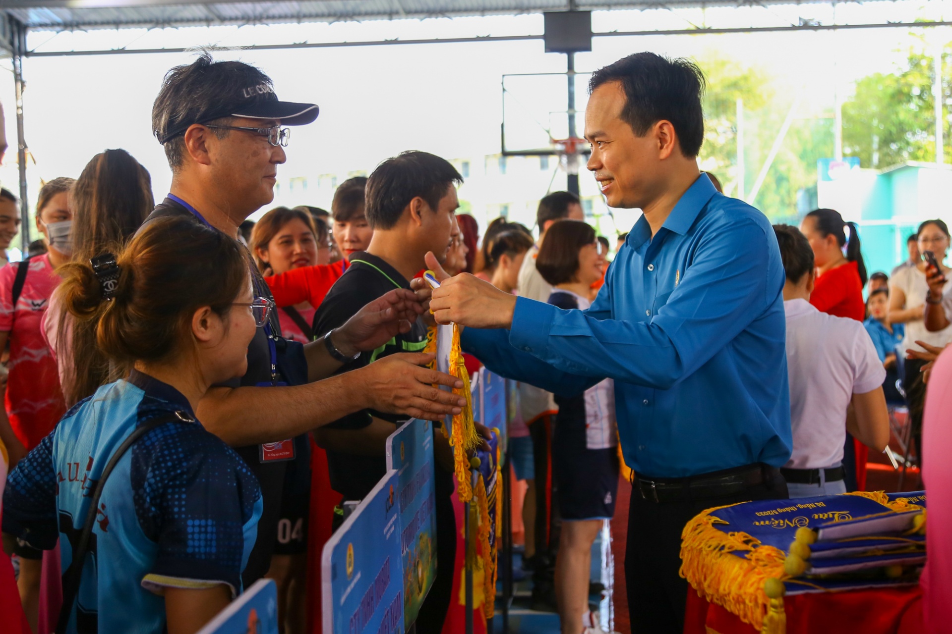Đồng chí Nguyễn Duy Minh trao cờ lưu niệm cho các đội bóng tham gia Giải đấu. Ảnh: PHAN NGUYÊN Đồng chí Nguyễn Duy Minh trao cờ lưu niệm cho các đội bóng tham gia Giải đấu. Ảnh: PHAN NGUYÊN