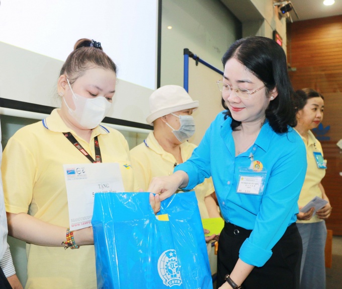 Niềm xúc động của nữ công nhân Bình Dương mắc bệnh hiểm nghèo Niềm xúc động của nữ công nhân Bình Dương mắc bệnh hiểm nghèo