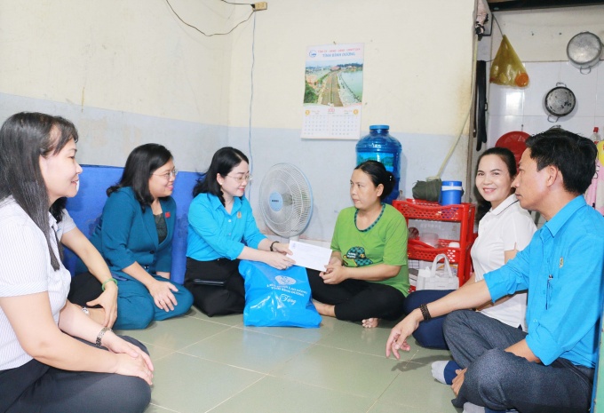 Niềm xúc động của nữ công nhân Bình Dương mắc bệnh hiểm nghèo Niềm xúc động của nữ công nhân Bình Dương mắc bệnh hiểm nghèo