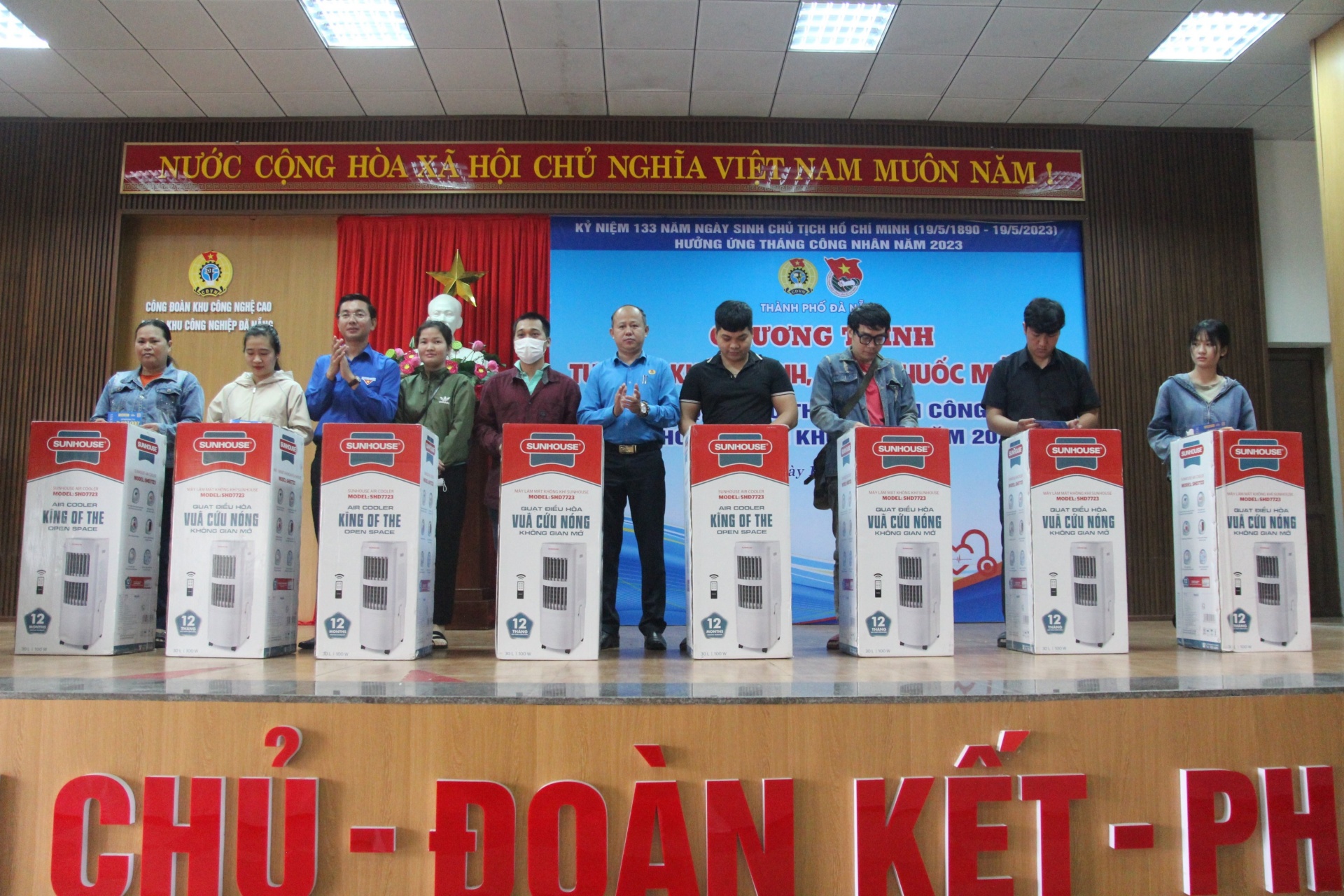Tặng 10 quạt hơi nước trị giá 30 triệu đồng cho công nhân hoàn cảnh đặc biệt khó khăn. Ảnh: PHAN NGUYÊN Tặng 10 quạt hơi nước trị giá 30 triệu đồng cho công nhân hoàn cảnh đặc biệt khó khăn. Ảnh: PHAN NGUYÊN