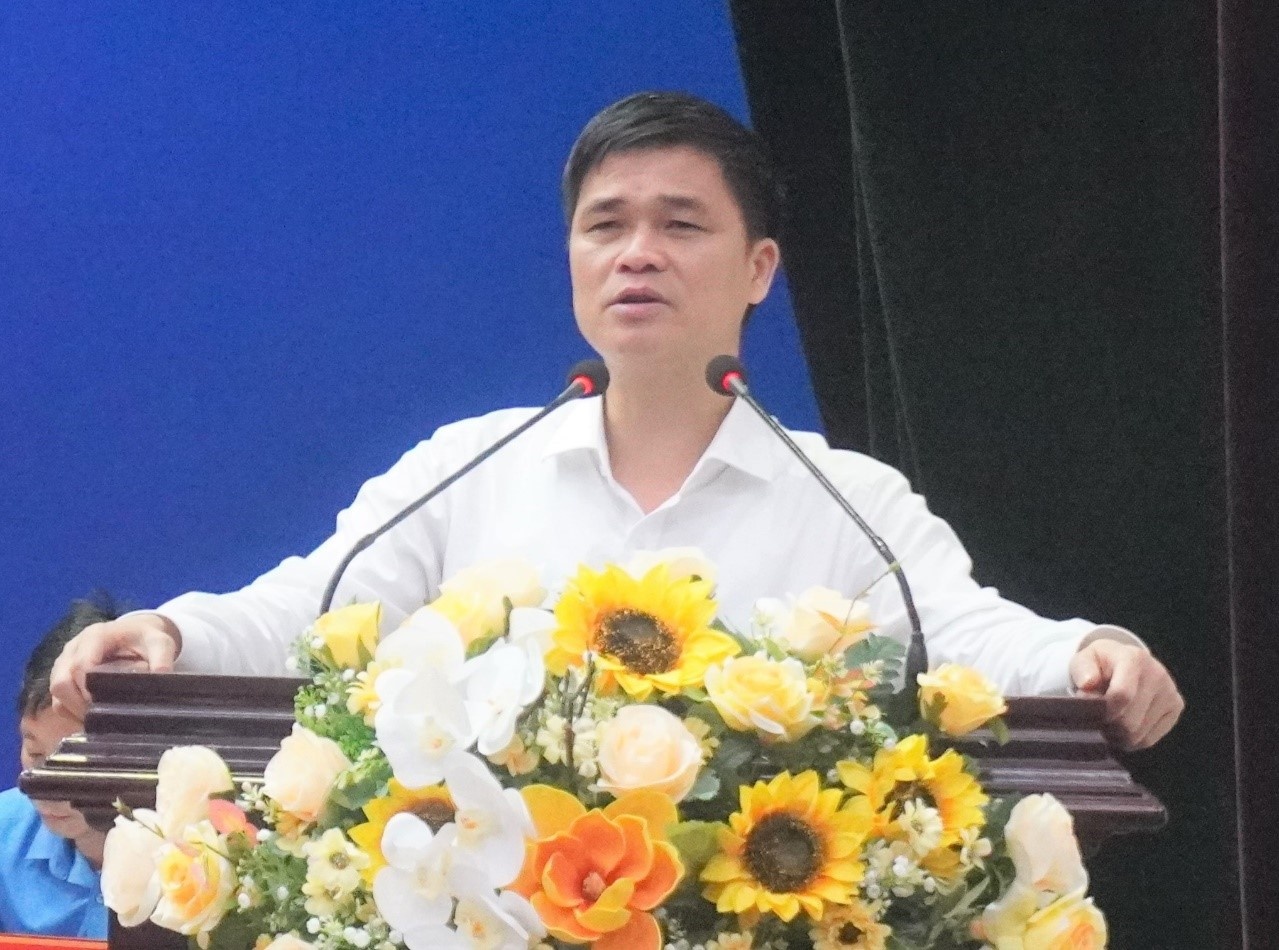 Đoàn đại biểu Quốc hội tỉnh Thanh Hoá tiếp xúc cử tri với công nhân lao động