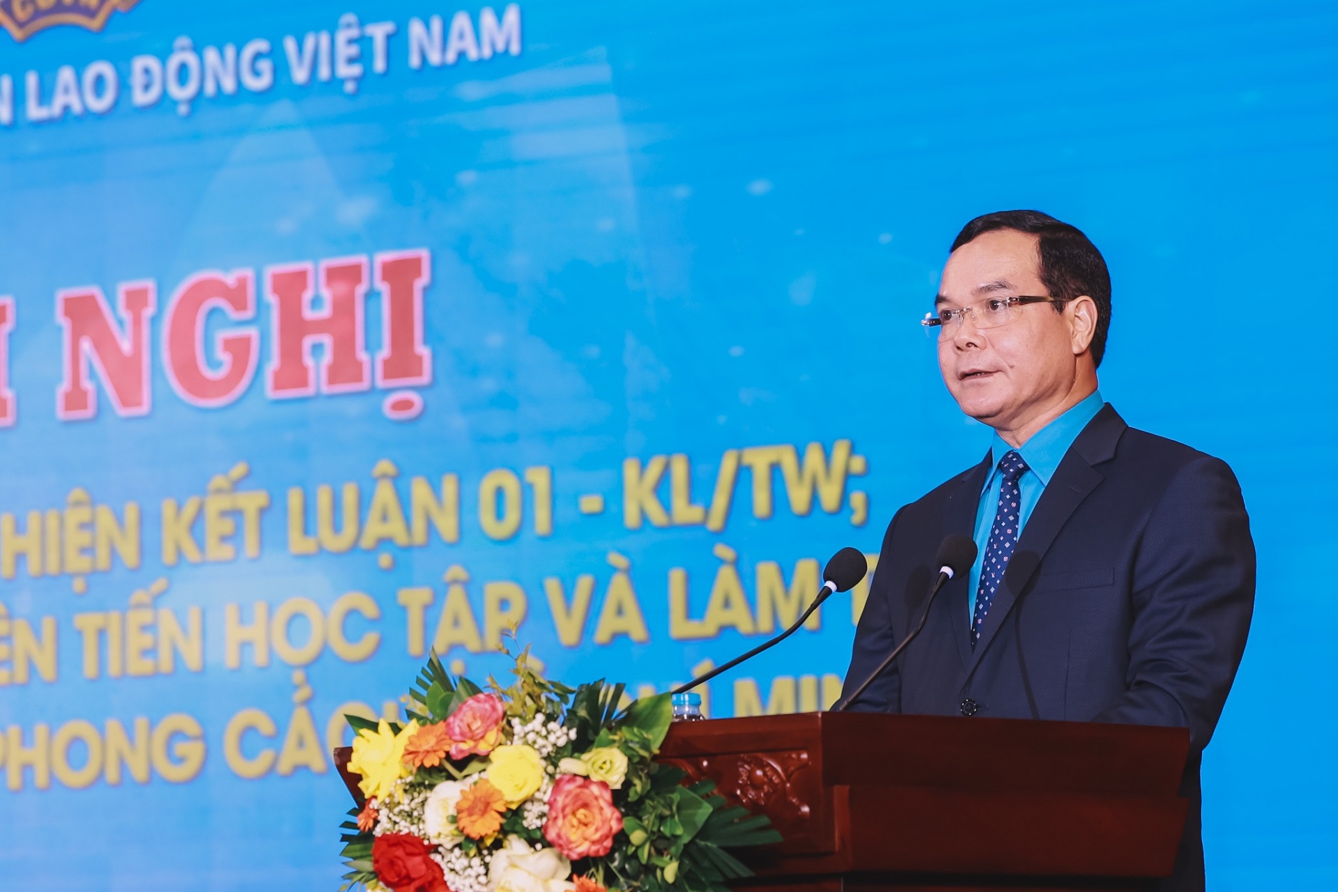 Tư tưởng Hồ Chí Minh là kim chỉ nam cho mọi hoạt động của tổ chức Công đoàn Tư tưởng Hồ Chí Minh là kim chỉ nam cho mọi hoạt động của tổ chức Công đoàn