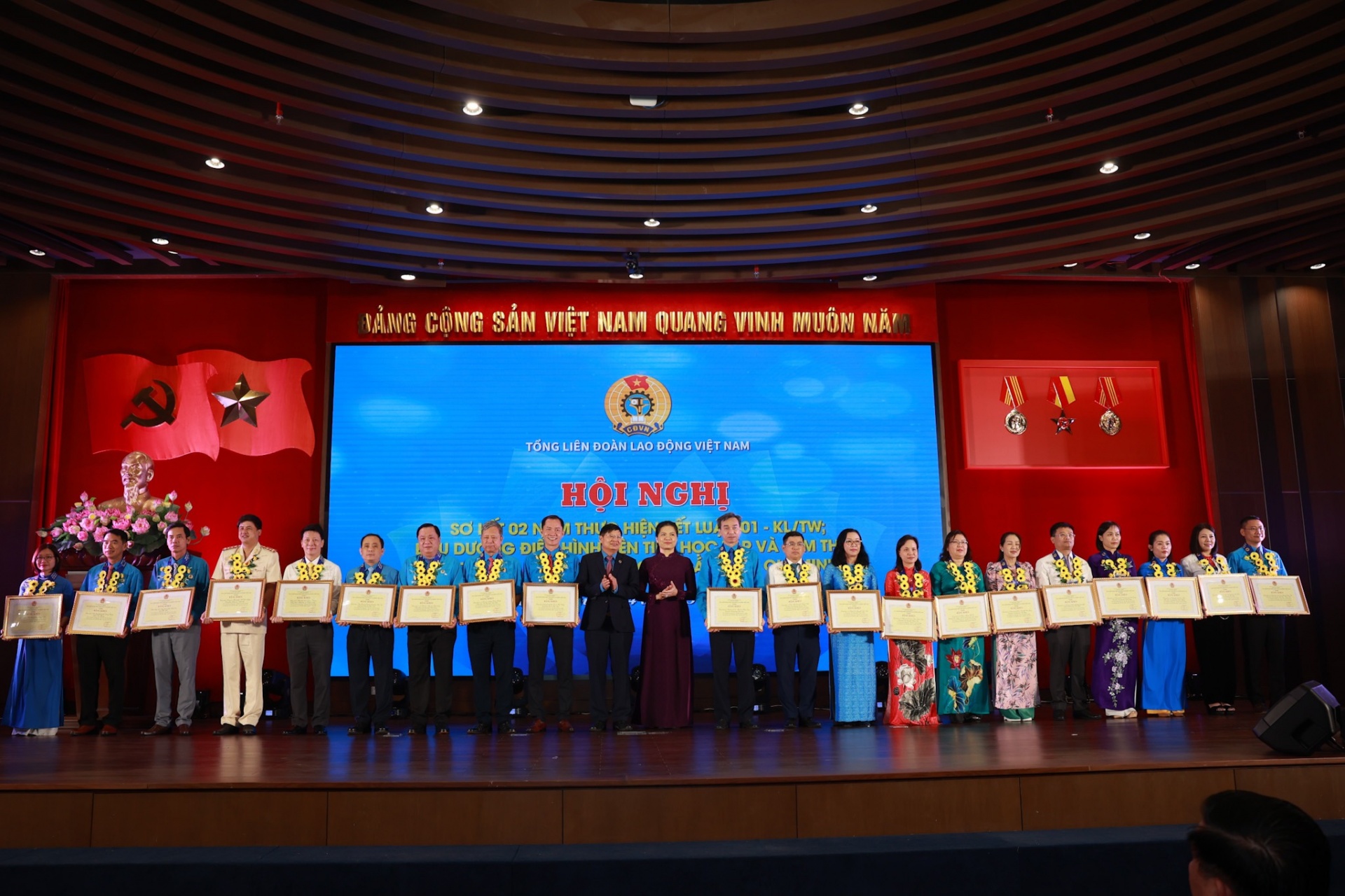 Tư tưởng Hồ Chí Minh là kim chỉ nam cho mọi hoạt động của tổ chức Công đoàn Tư tưởng Hồ Chí Minh là kim chỉ nam cho mọi hoạt động của tổ chức Công đoàn