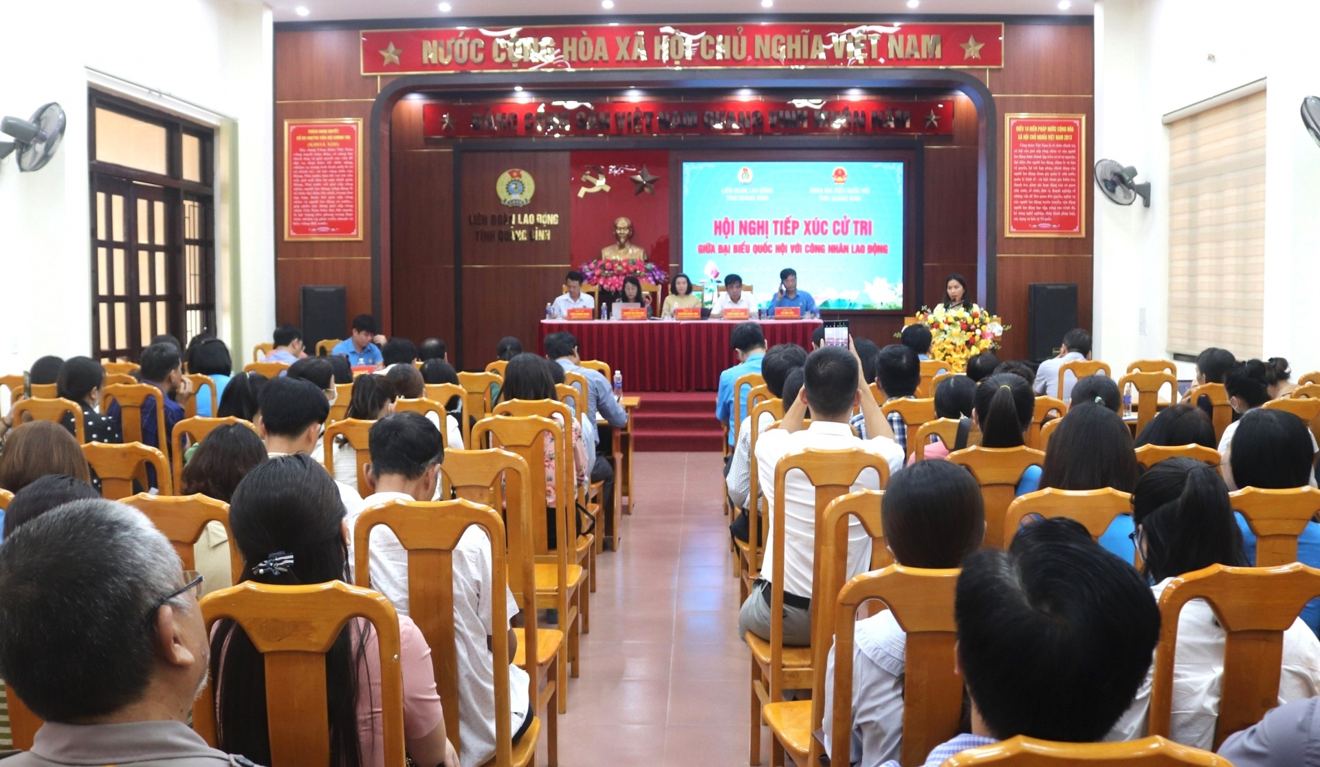 Đại biểu Quốc hội tỉnh Quảng Bình tiếp xúc với công nhân lao động