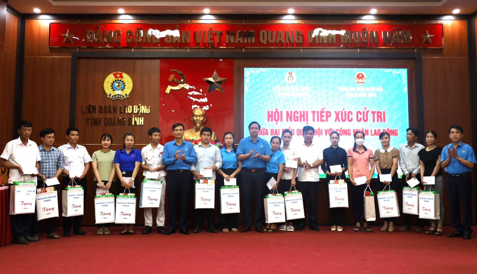 Đại biểu Quốc hội tỉnh Quảng Bình tiếp xúc với công nhân lao động