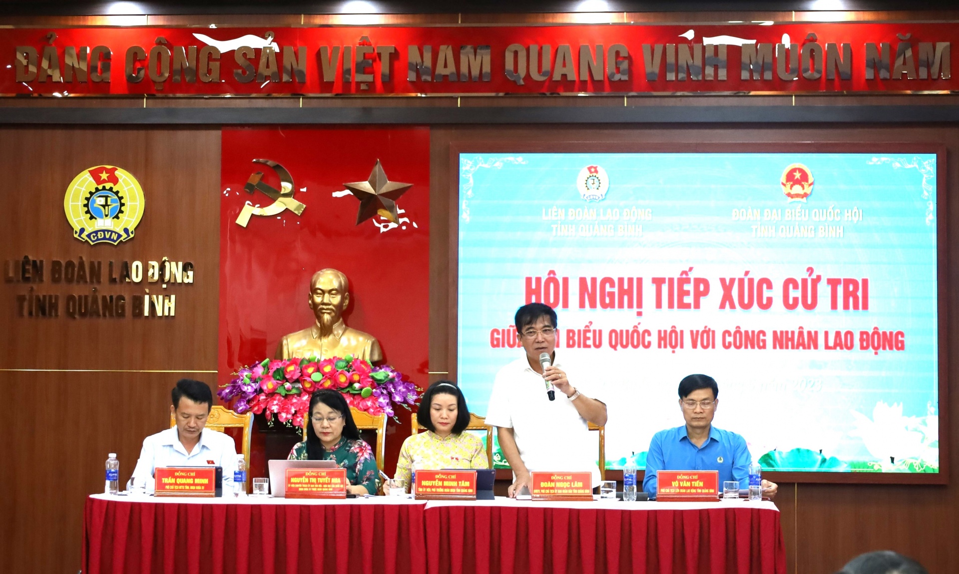 Đại biểu Quốc hội tỉnh Quảng Bình tiếp xúc với công nhân lao động