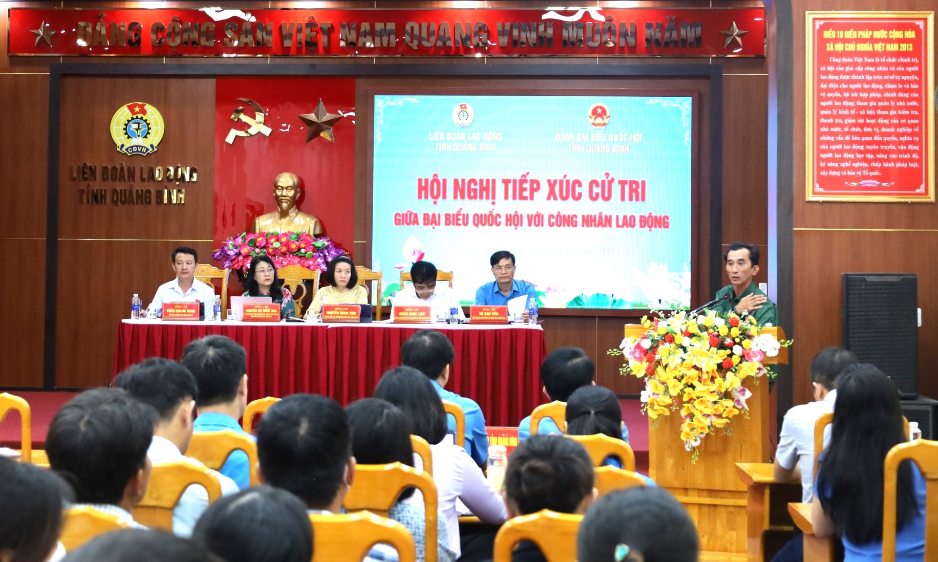 Đại biểu Quốc hội tỉnh Quảng Bình tiếp xúc với công nhân lao động