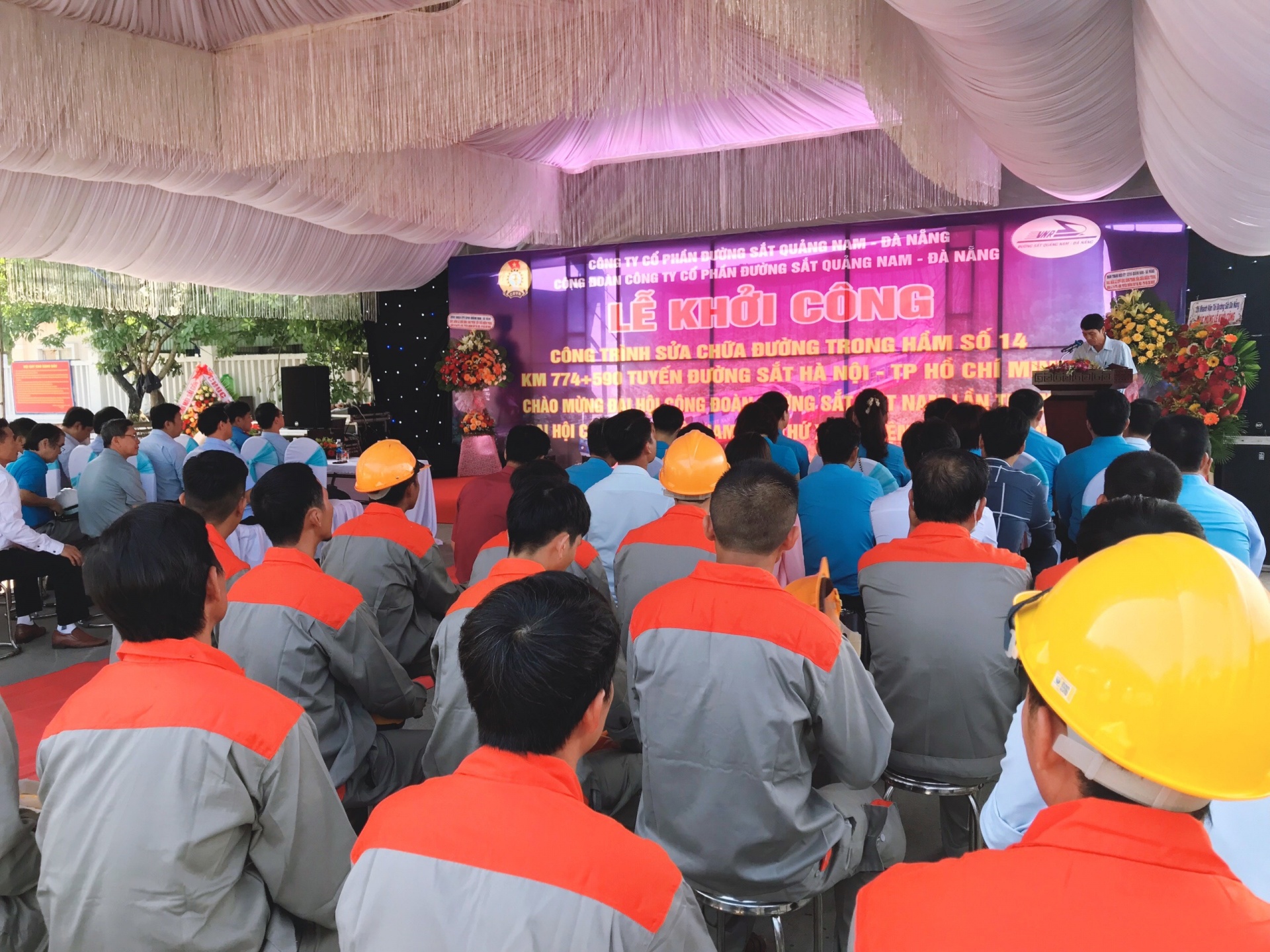 Sửa chữa đường trong Hầm số 14 - Km774+590 đi qua đèo Hải Vân là đợt đại tu lớn nhất trong vòng 12 năm qua. Ảnh: PHAN NGUYÊN Sửa chữa đường trong Hầm số 14 - Km774+590 đi qua đèo Hải Vân là đợt đại tu lớn nhất trong vòng 12 năm qua. Ảnh: PHAN NGUYÊN
