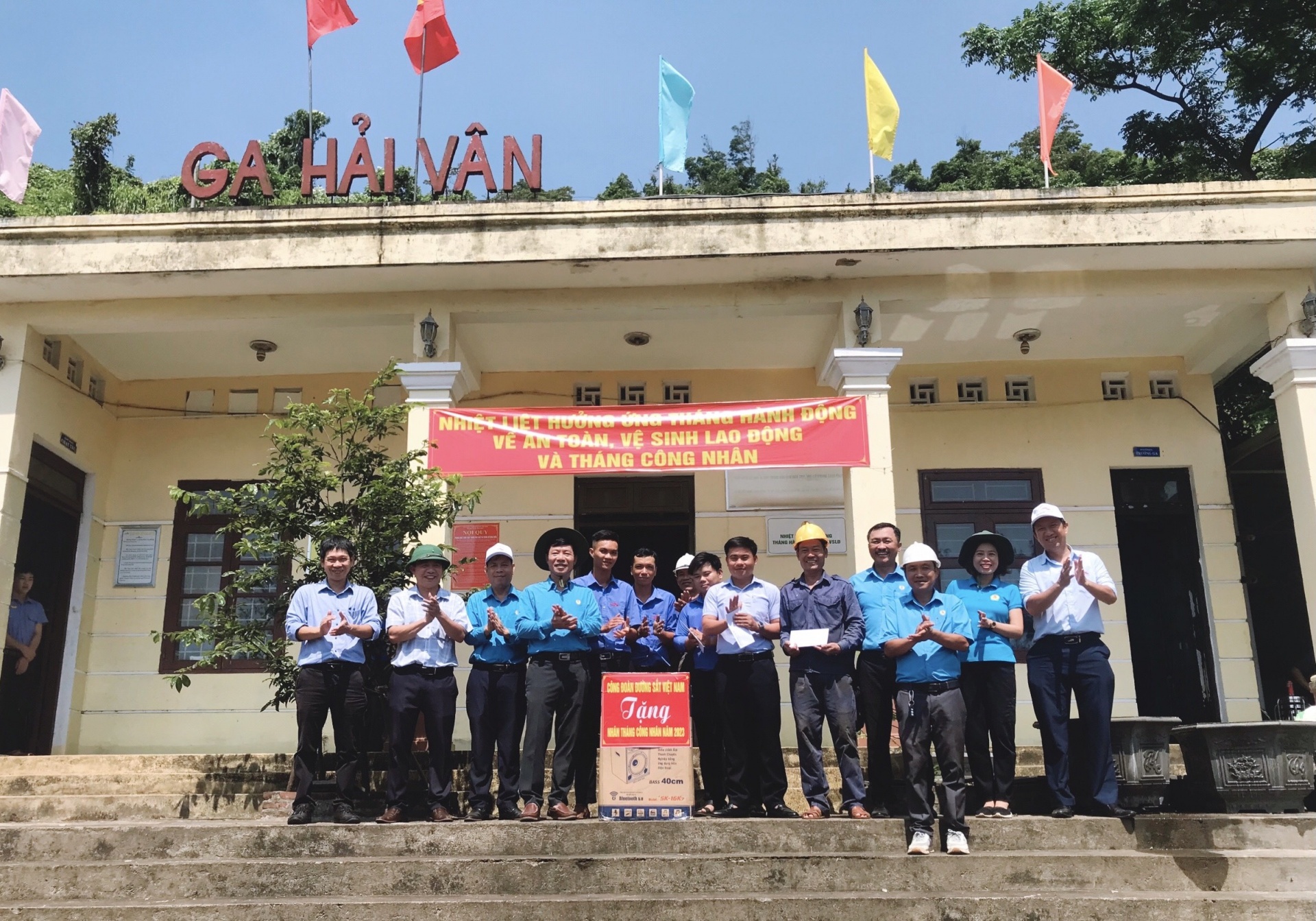 Chăm lo đời sống cho người lao động làm việc trên khu vực đèo Hải Vân Chăm lo đời sống cho người lao động làm việc trên khu vực đèo Hải Vân