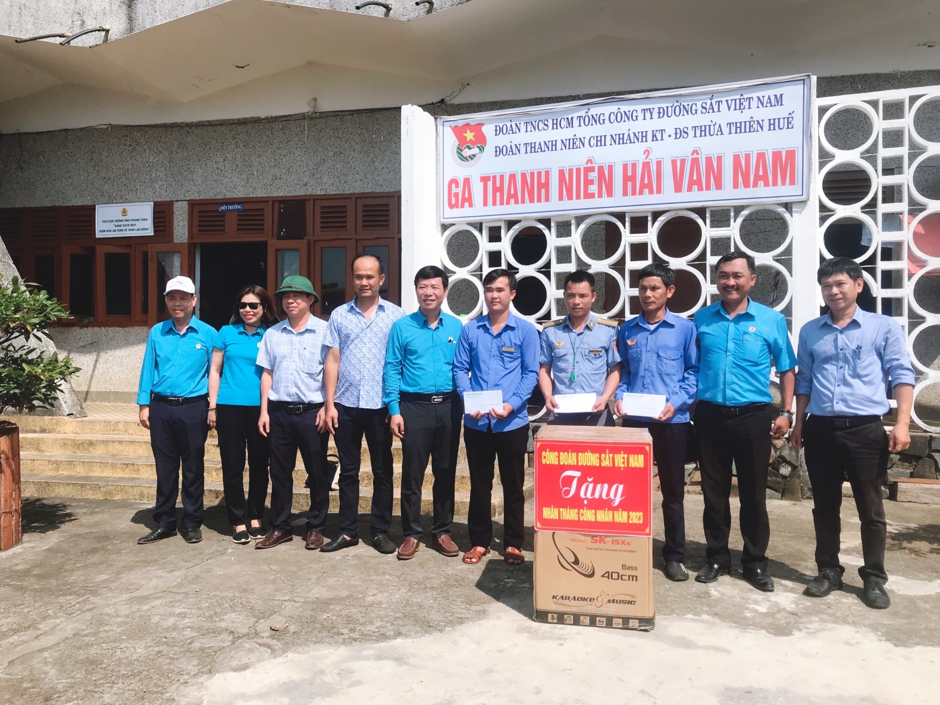 Chăm lo đời sống cho người lao động làm việc trên khu vực đèo Hải Vân Chăm lo đời sống cho người lao động làm việc trên khu vực đèo Hải Vân