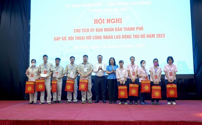 undefined Chủ tịch UBND Thành phố đối thoại với công nhân lao động Thủ đô năm 2023