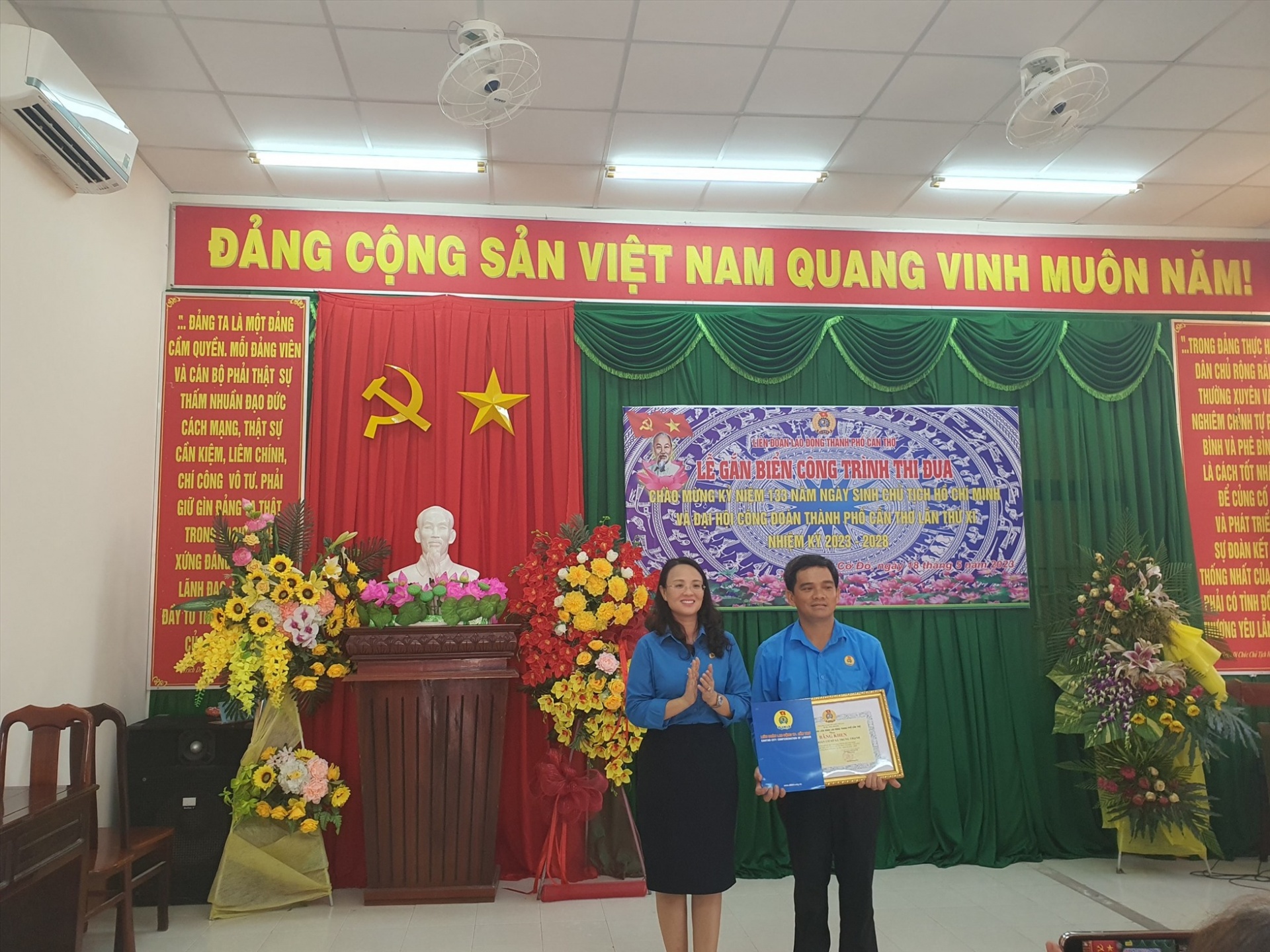 Cần Thơ: Gắn biển công trình chào mừng đại hội công đoàn các cấp Cần Thơ: Gắn biển công trình chào mừng đại hội công đoàn các cấp