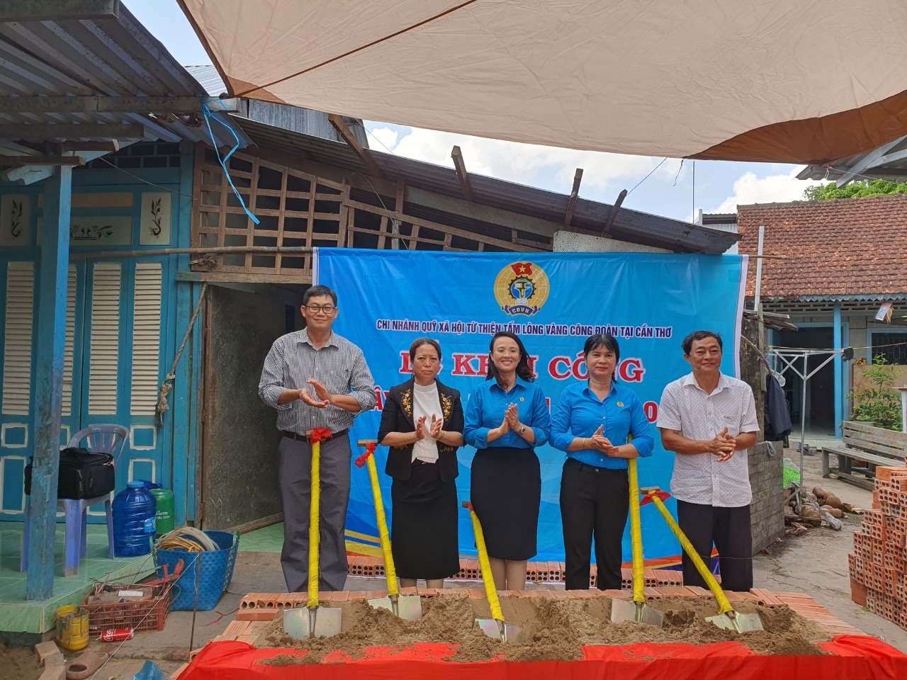 Cần Thơ: Gắn biển công trình chào mừng đại hội công đoàn các cấp Cần Thơ: Gắn biển công trình chào mừng đại hội công đoàn các cấp