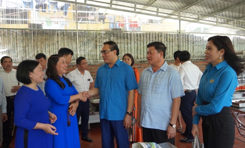 Lào Cai: Gắn biển 2 công trình chào mừng đại hội công đoàn các cấp, nhiệm kỳ 2023-2028 Lào Cai: Gắn biển 2 công trình chào mừng đại hội công đoàn các cấp, nhiệm kỳ 2023-2028