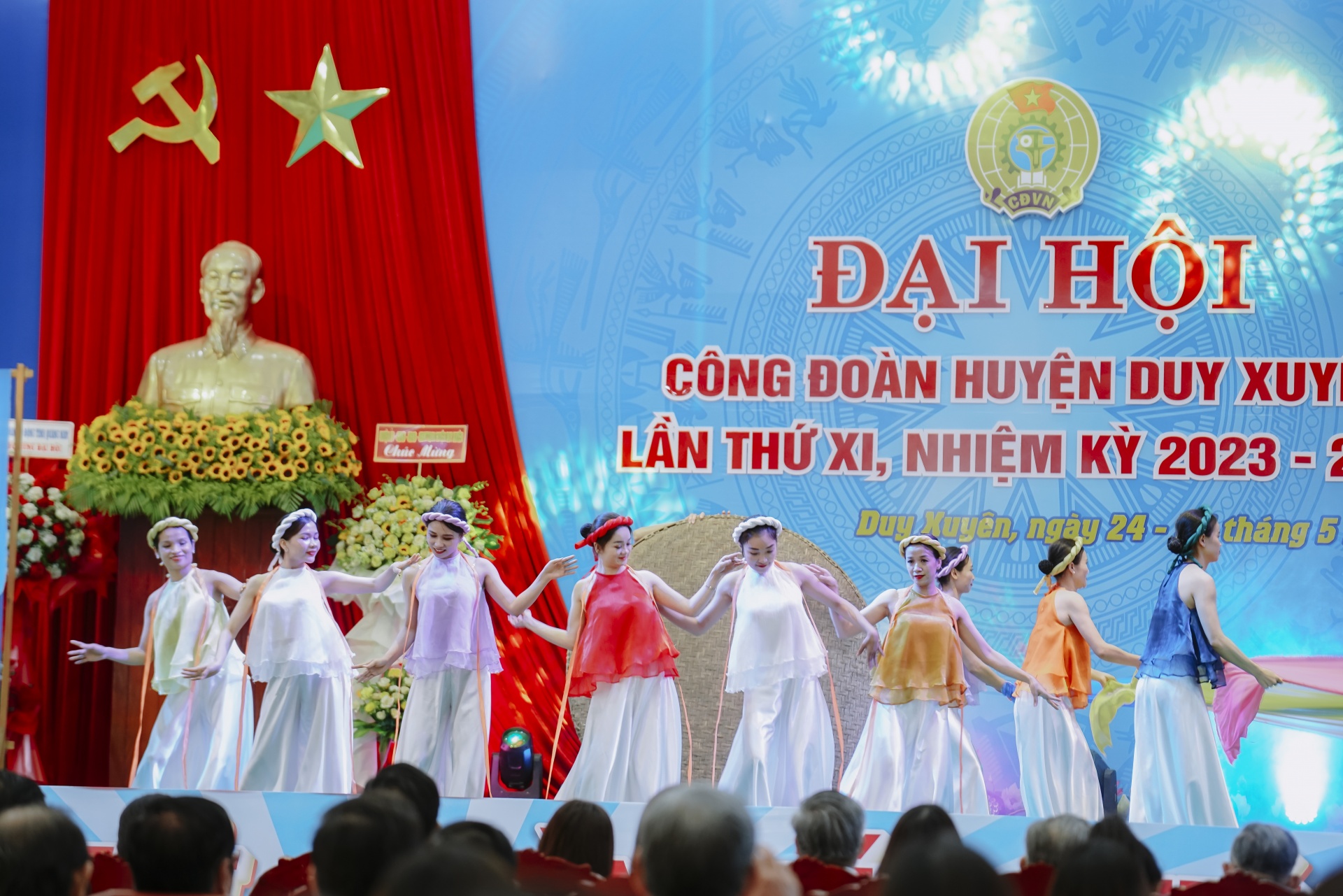 Tiết mục văn nghệ tái hiện làng Lụa Mã Châu nổi tiếng của huyện Duy Xuyên. Ảnh: PHAN NGUYÊN