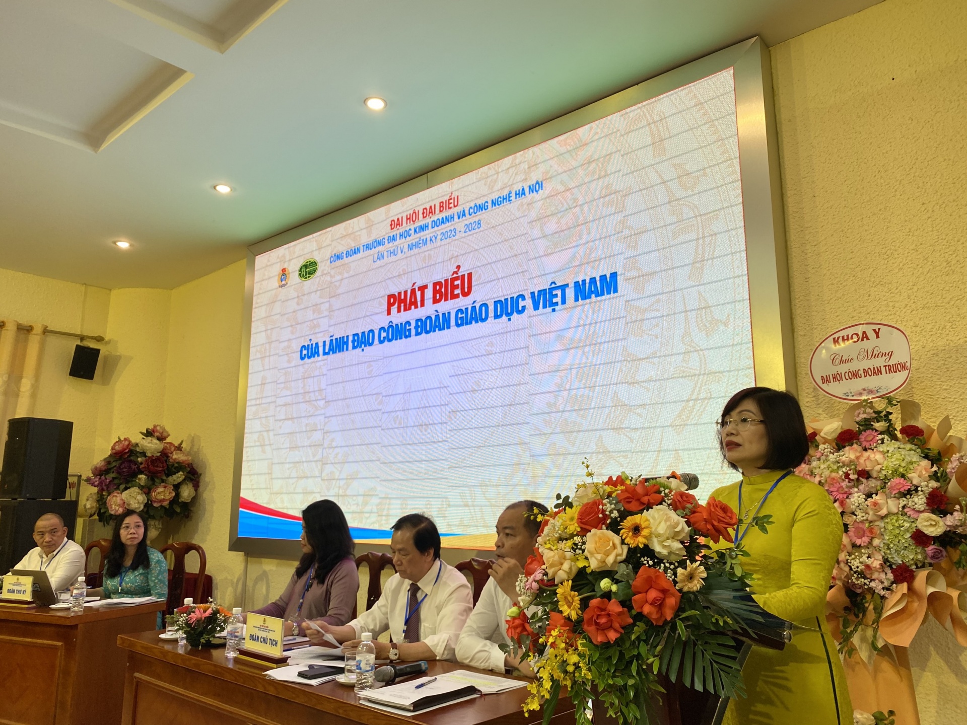 Hoạt động Công đoàn không tách rời các hoạt động chuyên môn Hoạt động Công đoàn không tách rời các hoạt động chuyên môn