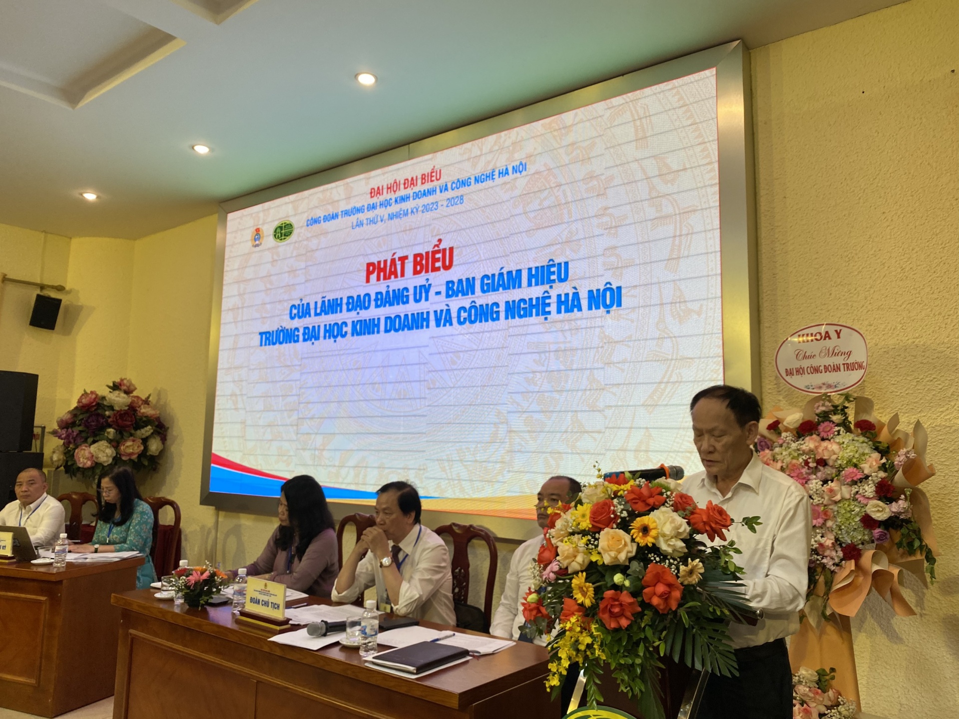 Hoạt động Công đoàn không tách rời các hoạt động chuyên môn Hoạt động Công đoàn không tách rời các hoạt động chuyên môn