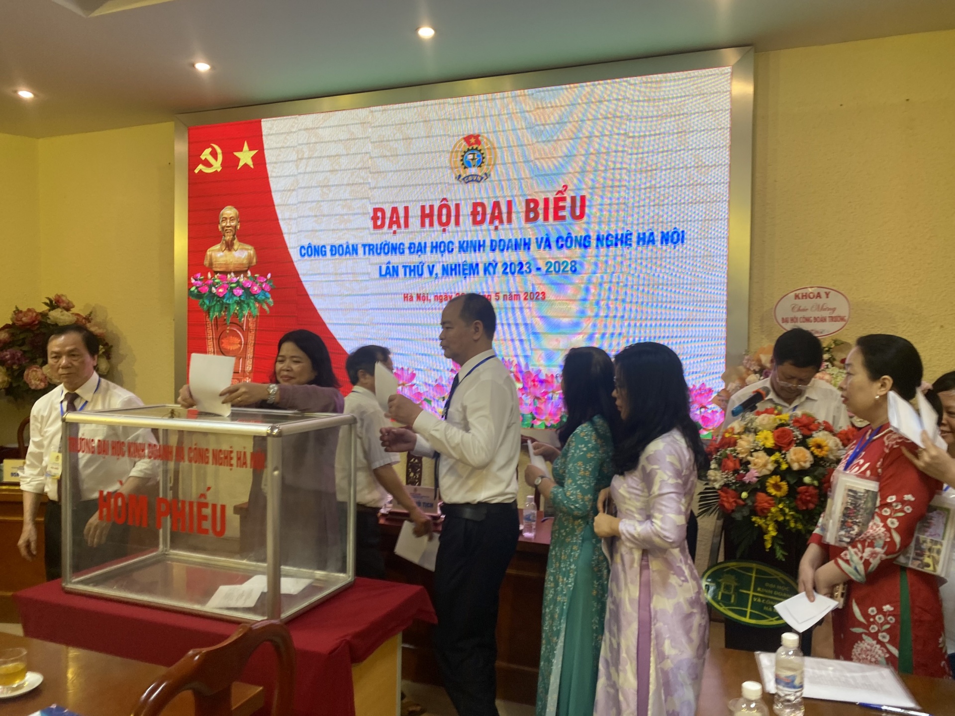 Hoạt động Công đoàn không tách rời các hoạt động chuyên môn Hoạt động Công đoàn không tách rời các hoạt động chuyên môn