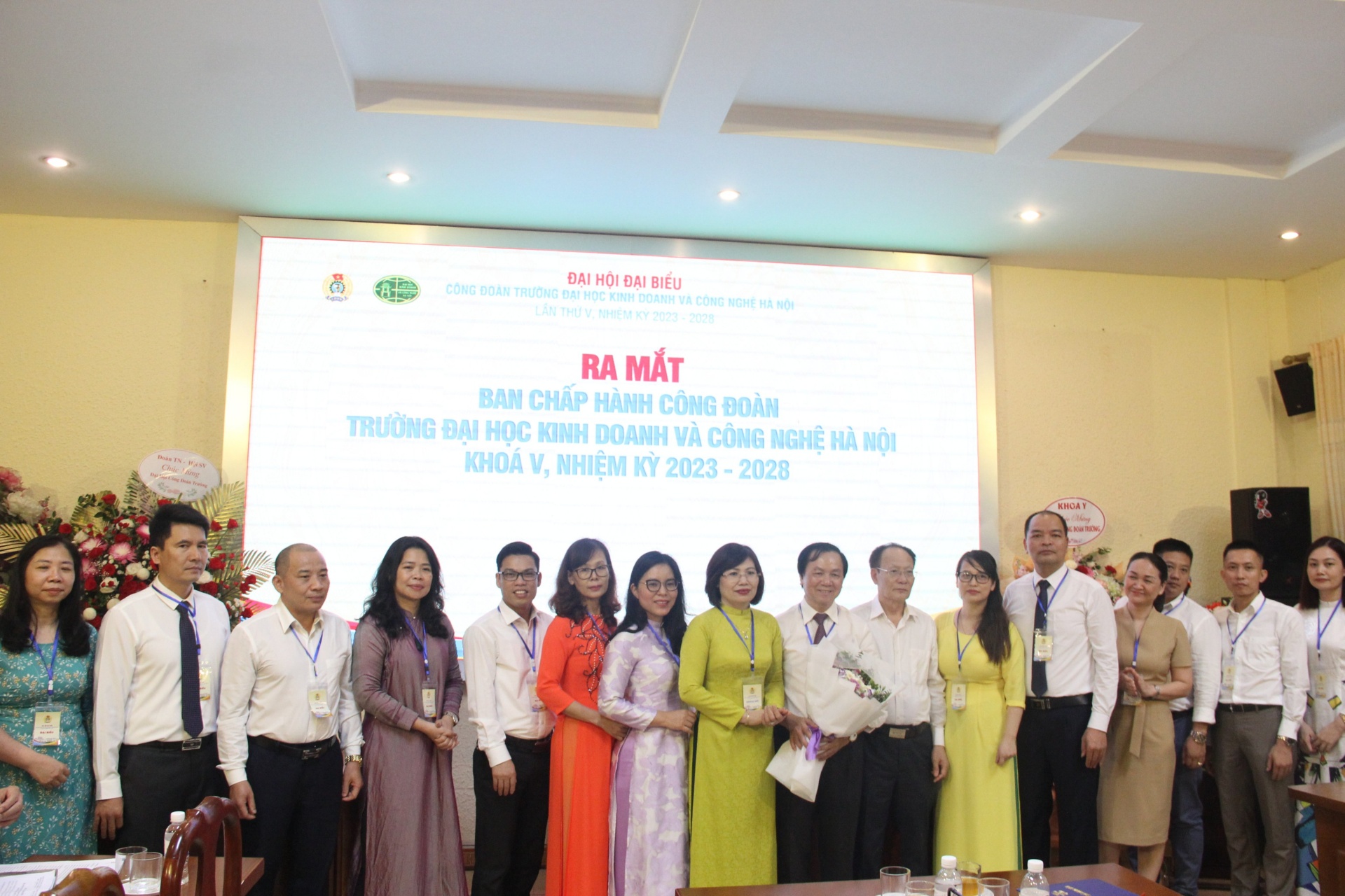 Hoạt động Công đoàn không tách rời các hoạt động chuyên môn Hoạt động Công đoàn không tách rời các hoạt động chuyên môn