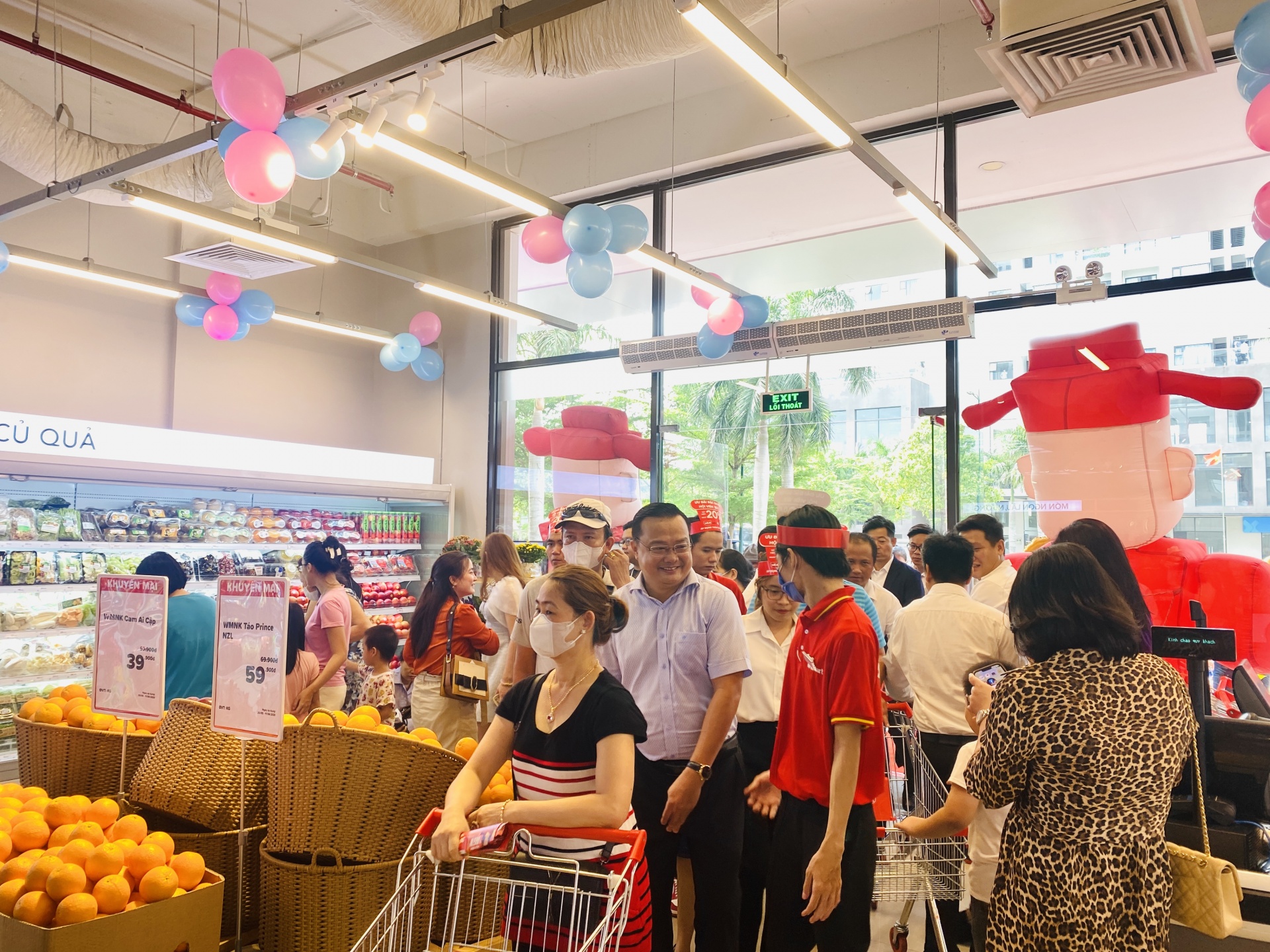 Khách hàng mua sắm trong ngày khai trương Winmart Novia