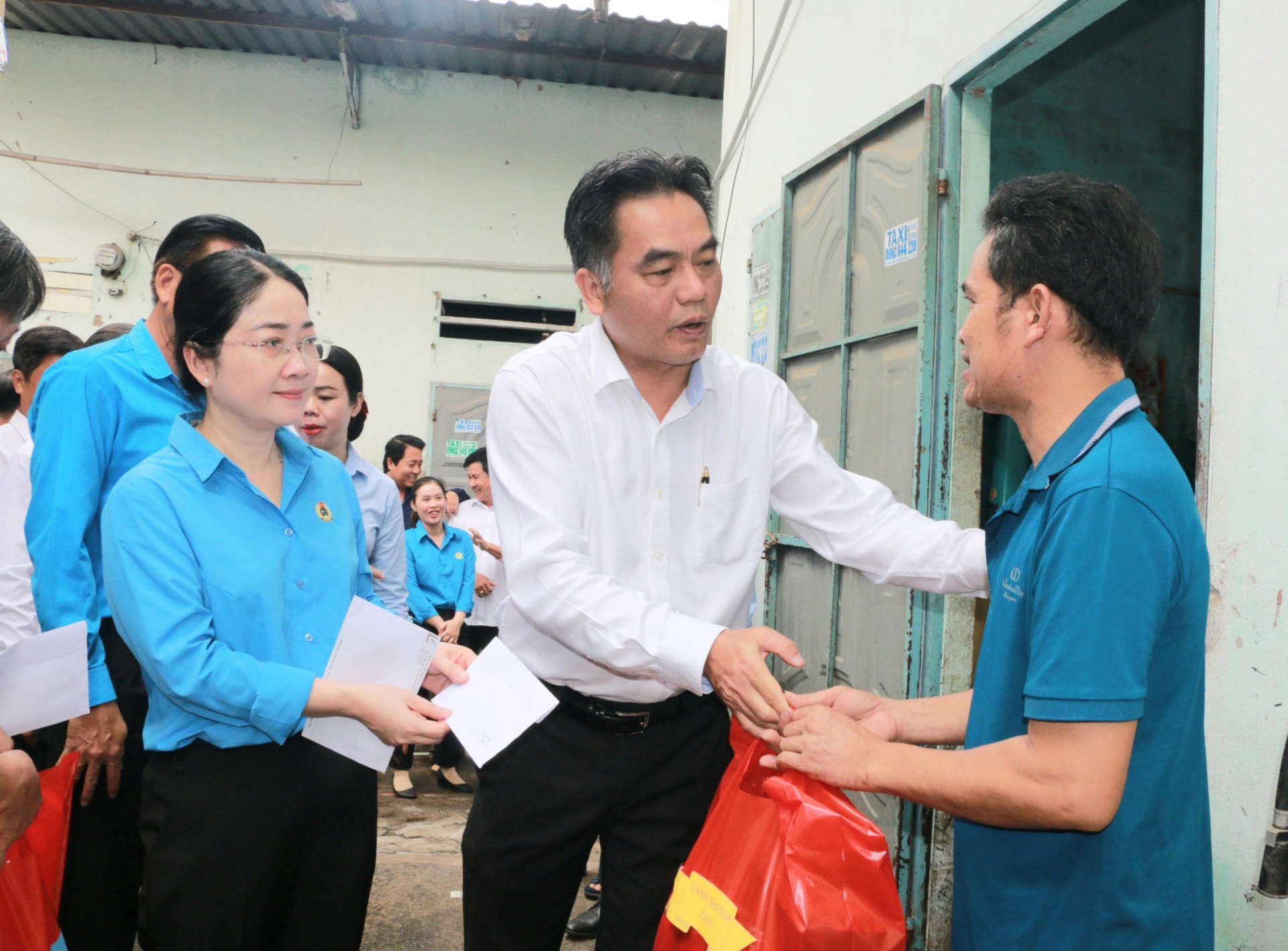 Bình Dương: Ấm áp nghĩa tình khi chính quyền, Công đoàn thăm hỏi, tặng quà NLĐ