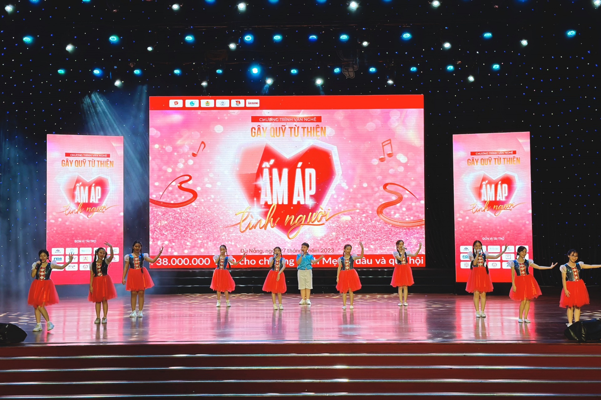 Tiết mục văn nghệ gây quỹ. Ảnh: PHAN NGUYÊN