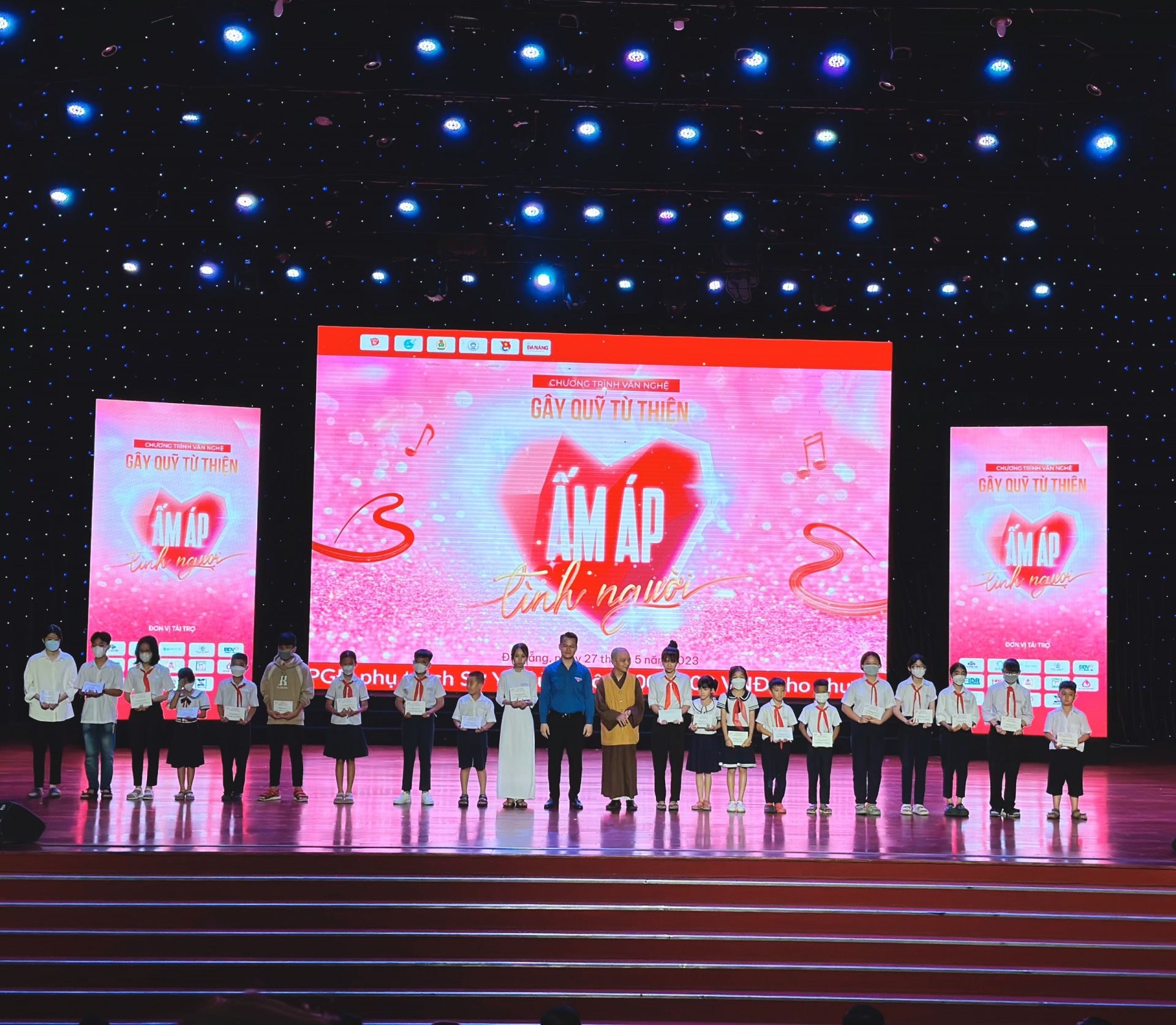 “Mẹ đỡ đầu” cho 20 em có hoàn cảnh mồ côi, bất hạnh. Ảnh: PHAN NGUYÊN