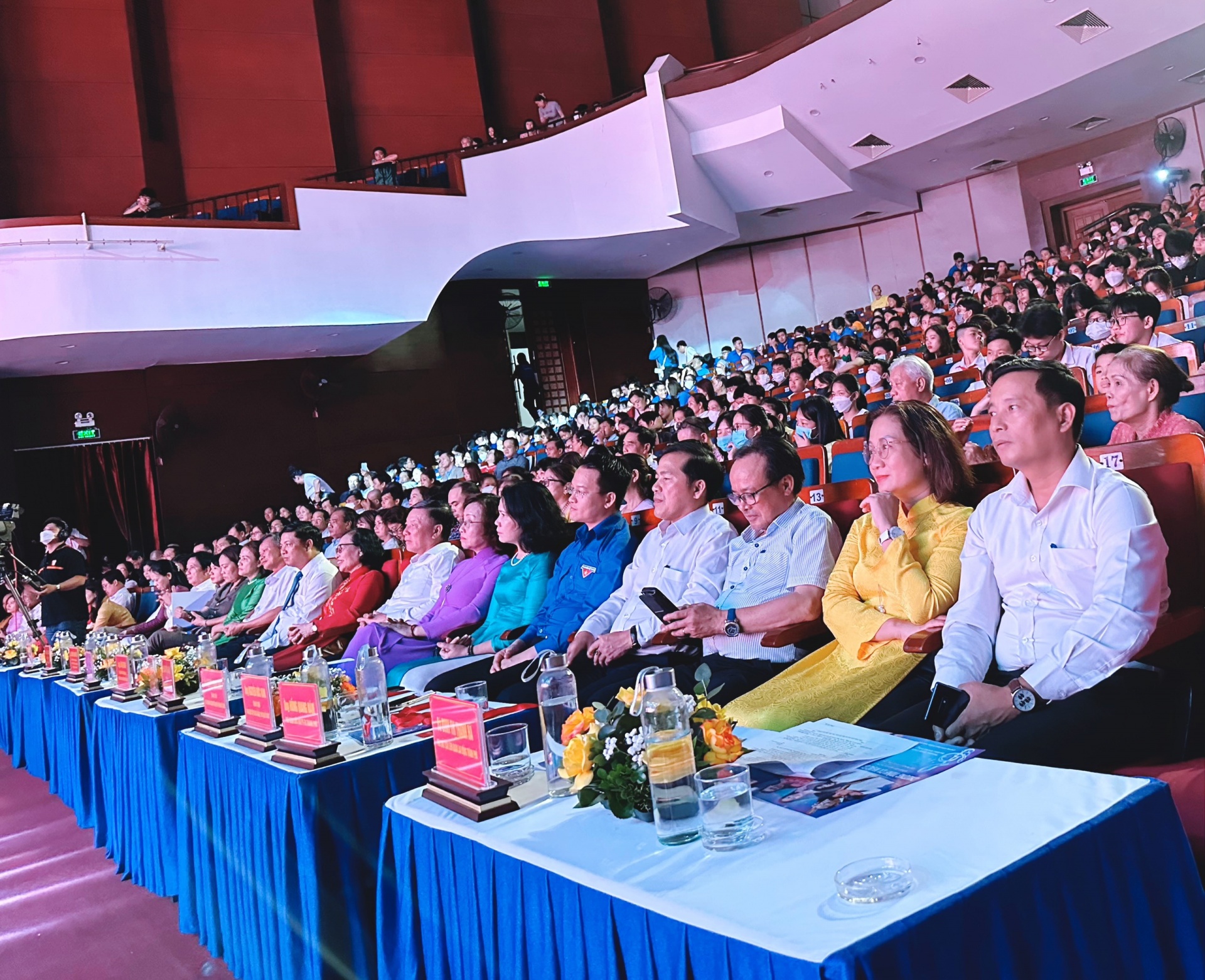 Các Đại biểu tham dự chương trình văn nghệ gây quỹ từ thiện với chủ đề “Ấm áp tình người” lần thứ 4. Ảnh: PHAN NGUYÊN
