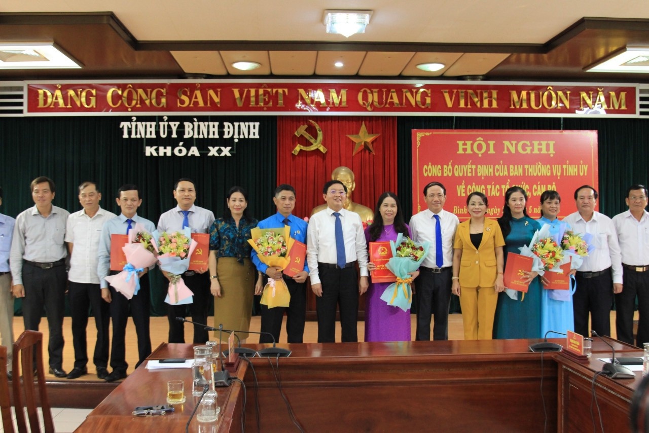 Bí thư Tỉnh uỷ Bình Định Hồ Quốc Dũng tặng hoa cho các đồng chí  được điều động, luân chuyển
