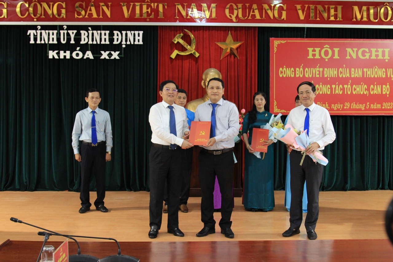 Bí thư Tỉnh uỷ Bình Định Hồ Quốc Dũng tặng hoa cho các đồng chí  được điều động, luân chuyển.