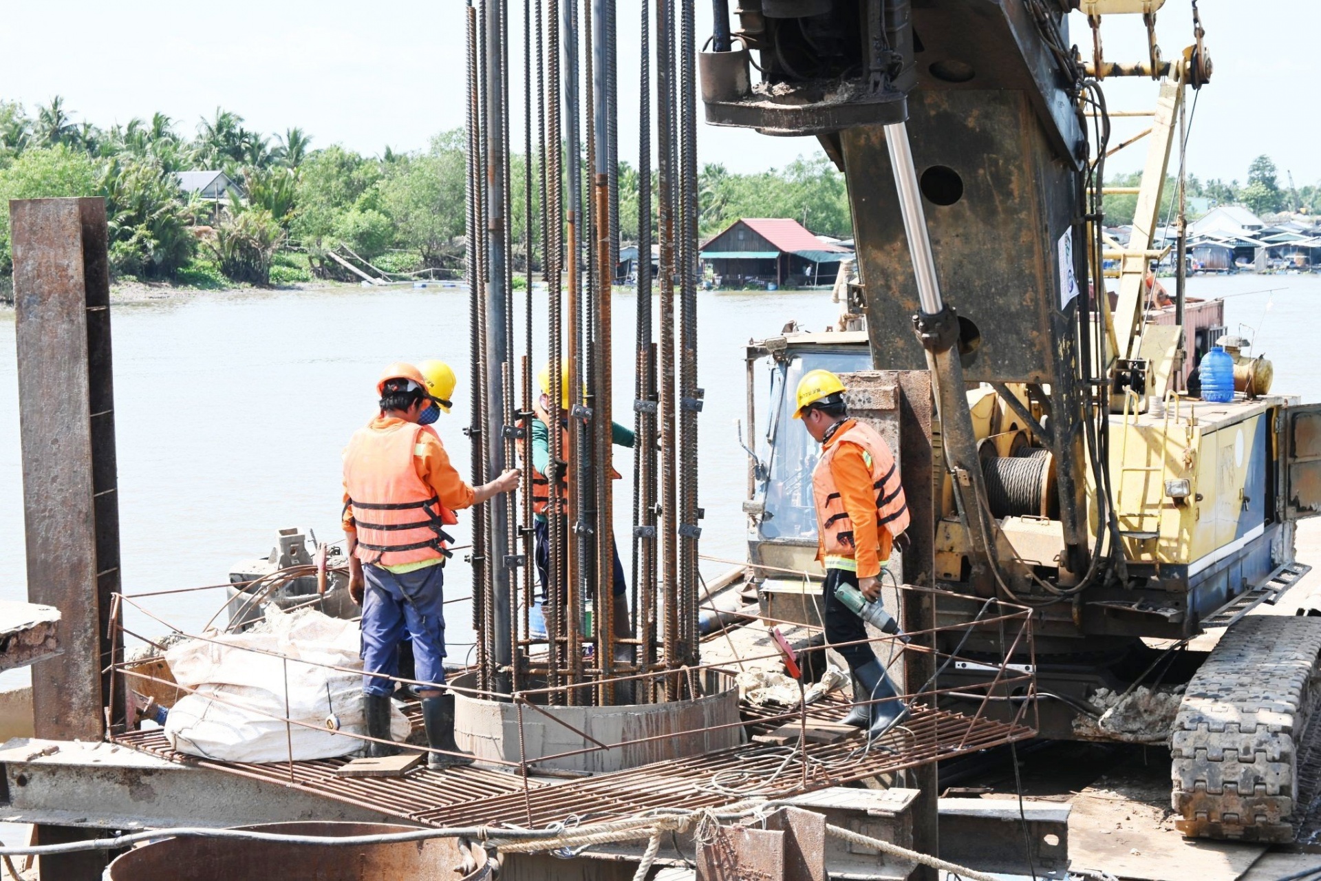 Thi công các hạng mục thuộc dự án cầu Rạch Miễu 2 tại Bến Tre. Thi công các hạng mục thuộc dự án cầu Rạch Miễu 2 tại Bến Tre.