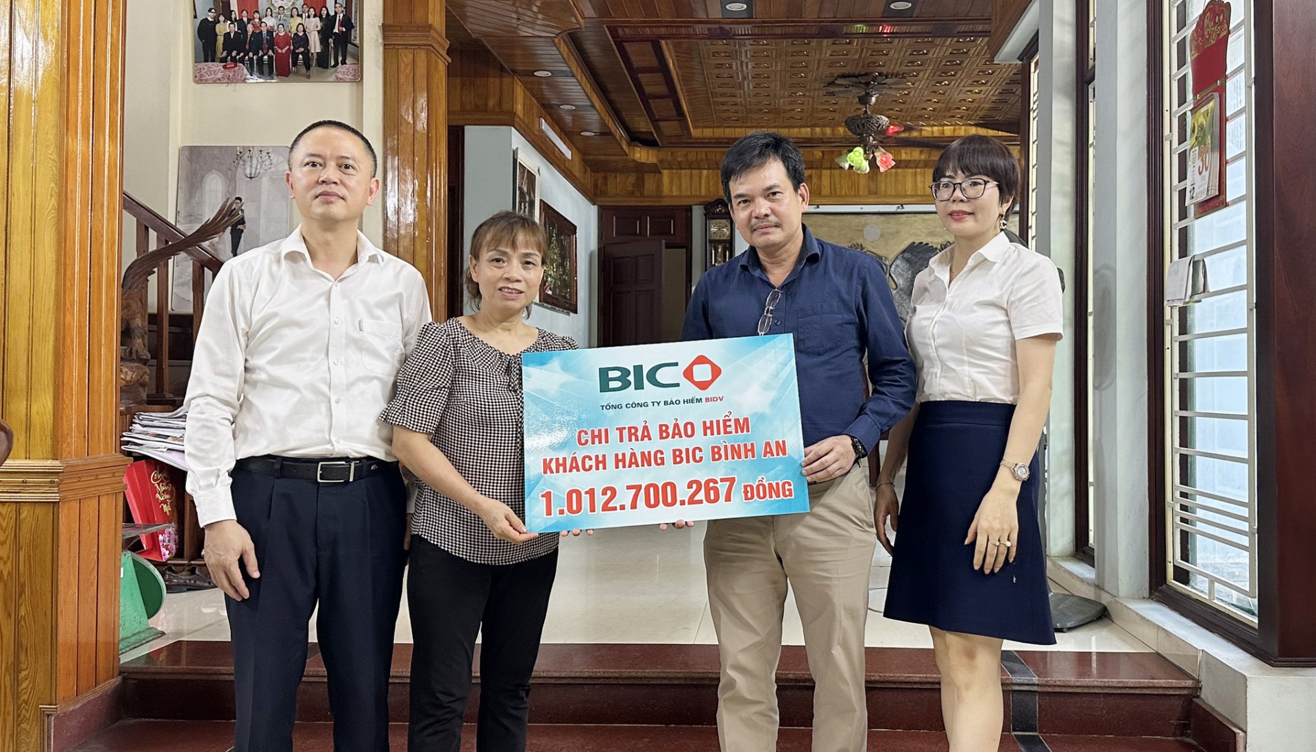 BIC trao tien bao hiem cho dai dien gia dinh khach hang BIC trao tien bao hiem cho dai dien gia dinh khach hang