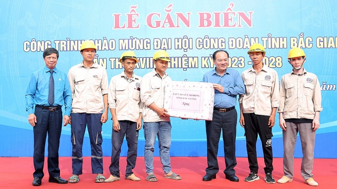 Gắn biển công trình tiêu biểu chào mừng đại hội công đoàn các cấp Gắn biển công trình tiêu biểu chào mừng đại hội công đoàn các cấp