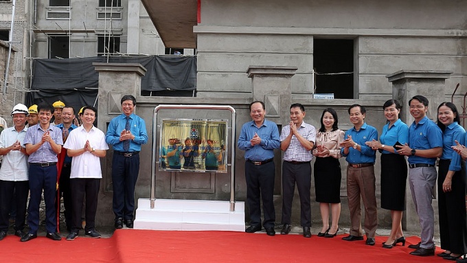 Gắn biển công trình tiêu biểu chào mừng đại hội công đoàn các cấp Gắn biển công trình tiêu biểu chào mừng đại hội công đoàn các cấp