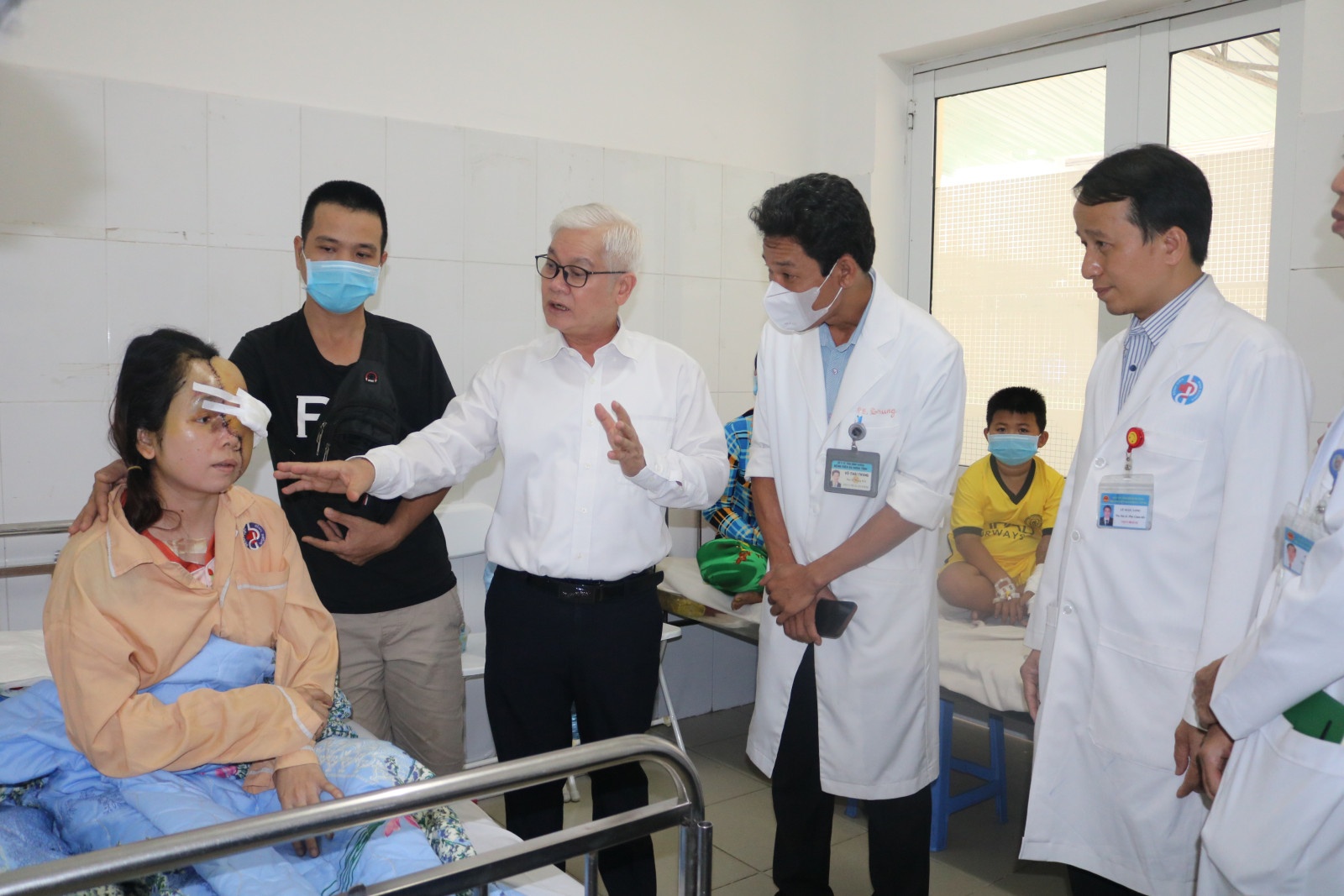 Lãnh đạo tỉnh Bình Dương thăm, tặng quà bệnh nhân, người lao động khó khăn Lãnh đạo tỉnh Bình Dương thăm, tặng quà bệnh nhân, người lao động khó khăn