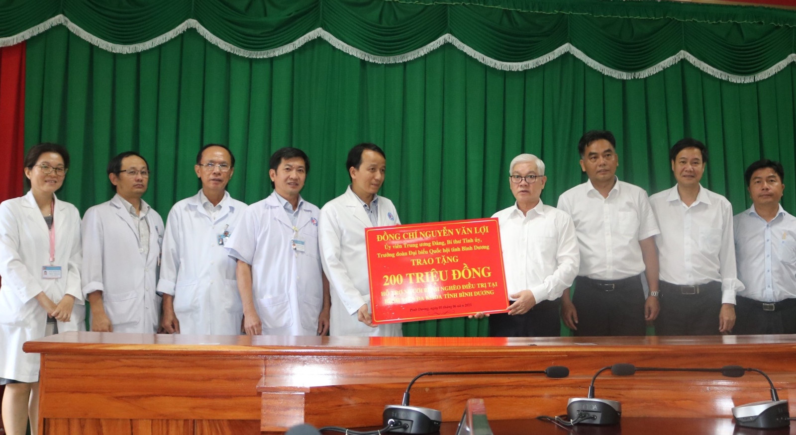 Lãnh đạo tỉnh Bình Dương thăm, tặng quà bệnh nhân, người lao động khó khăn Lãnh đạo tỉnh Bình Dương thăm, tặng quà bệnh nhân, người lao động khó khăn