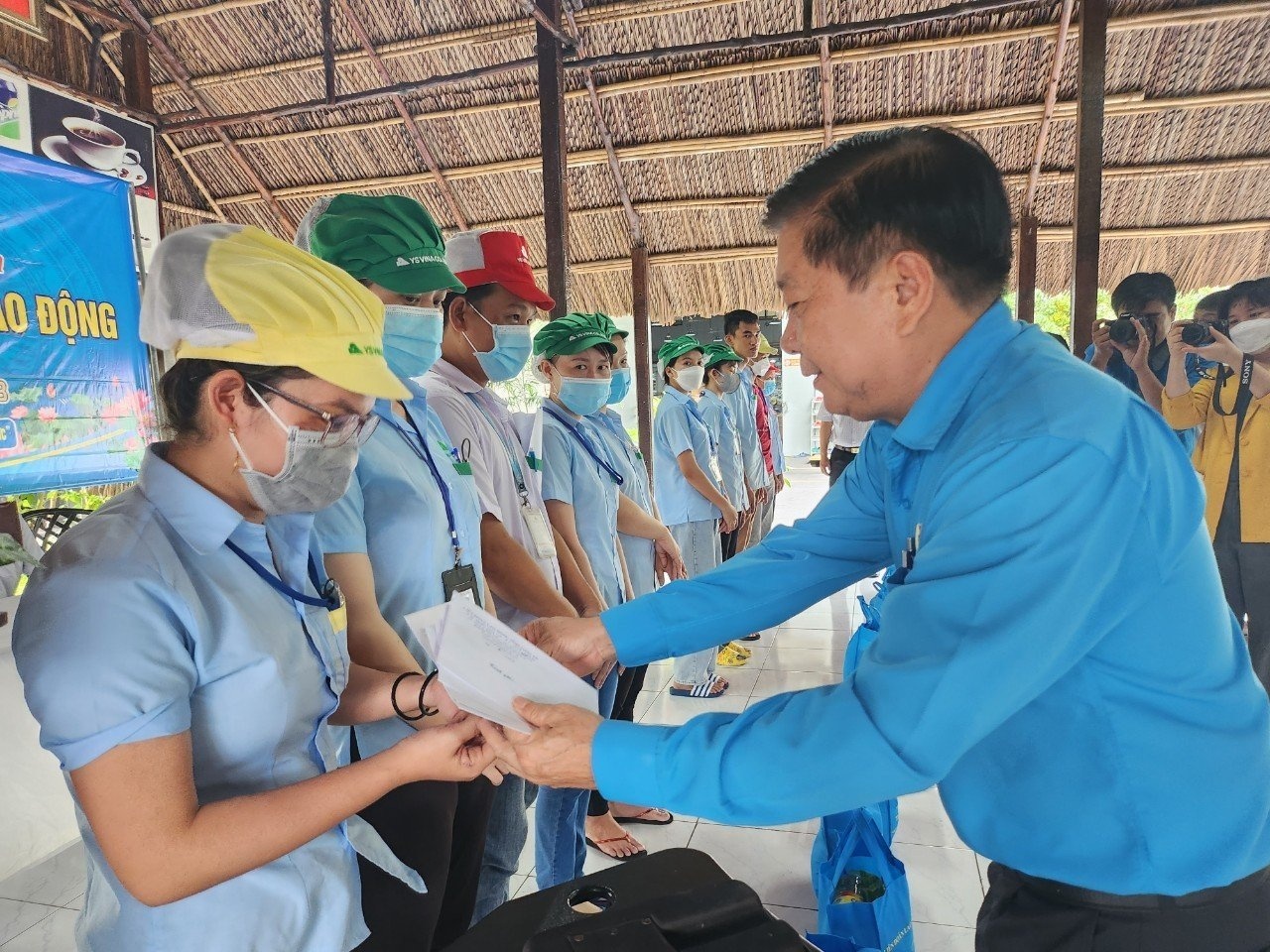 Long An: Tặng quà, hỗ trợ đoàn viên, NLĐ mắc bệnh hiểm nghèo, bị TNLĐ Long An: Tặng quà, hỗ trợ đoàn viên, NLĐ mắc bệnh hiểm nghèo, bị TNLĐ
