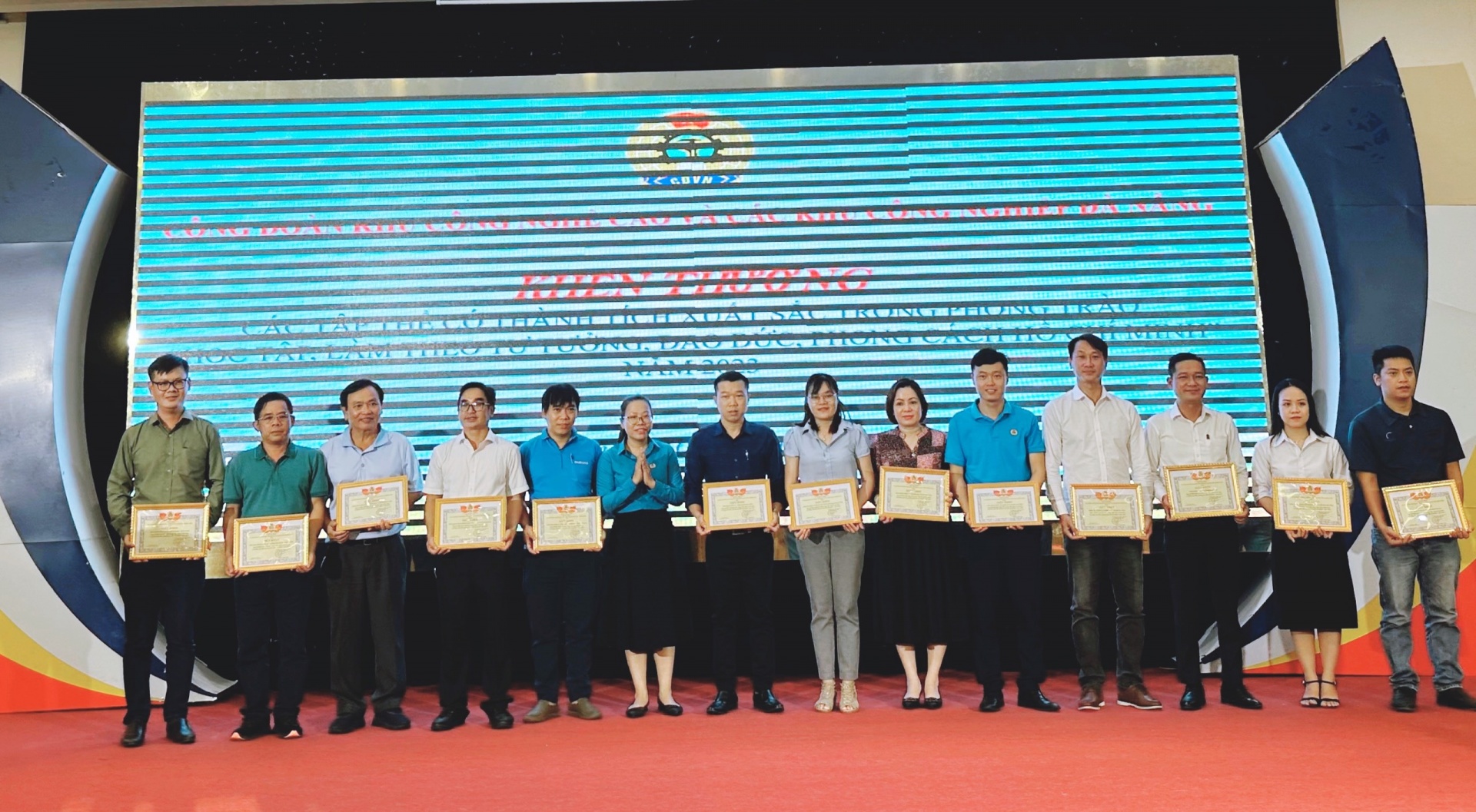 Giấy khen cho 17 tập thể và 34 cá nhân tiêu biểu trong phong trào “Học tập và làm theo tư tưởng, đạo đức, phong cách Hồ Chí Minh” theo Chỉ thị 05-CT/TW. Ảnh: PHAN NGUYÊN