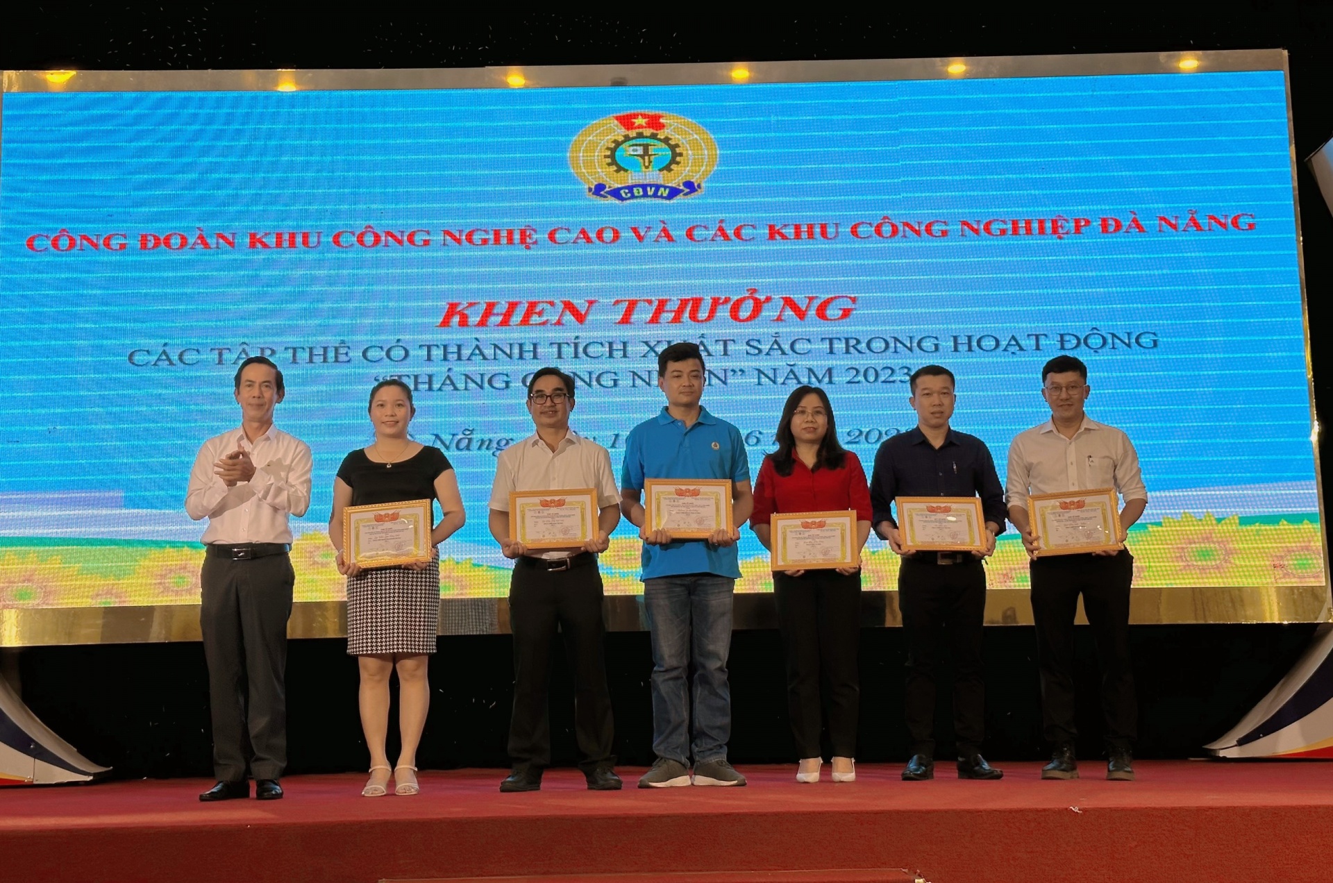 Các tập thể được khen thưởng trong Tháng Công nhân năm 2023. Ảnh: PHAN NGUYÊN
