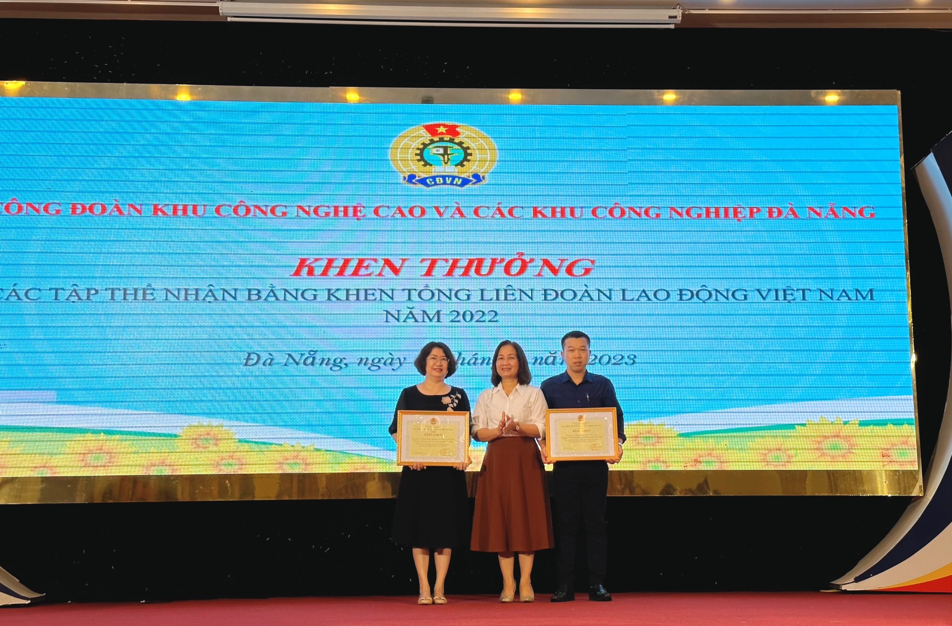 Công ty Thép VAS Việt Mỹ và Công ty Morito là 2 đơn vị có thành tích xuất sắc được tặng Bằng khen của Tổng Liên đoàn Lao động Việt Nam. Ảnh: PHAN NGUYÊN